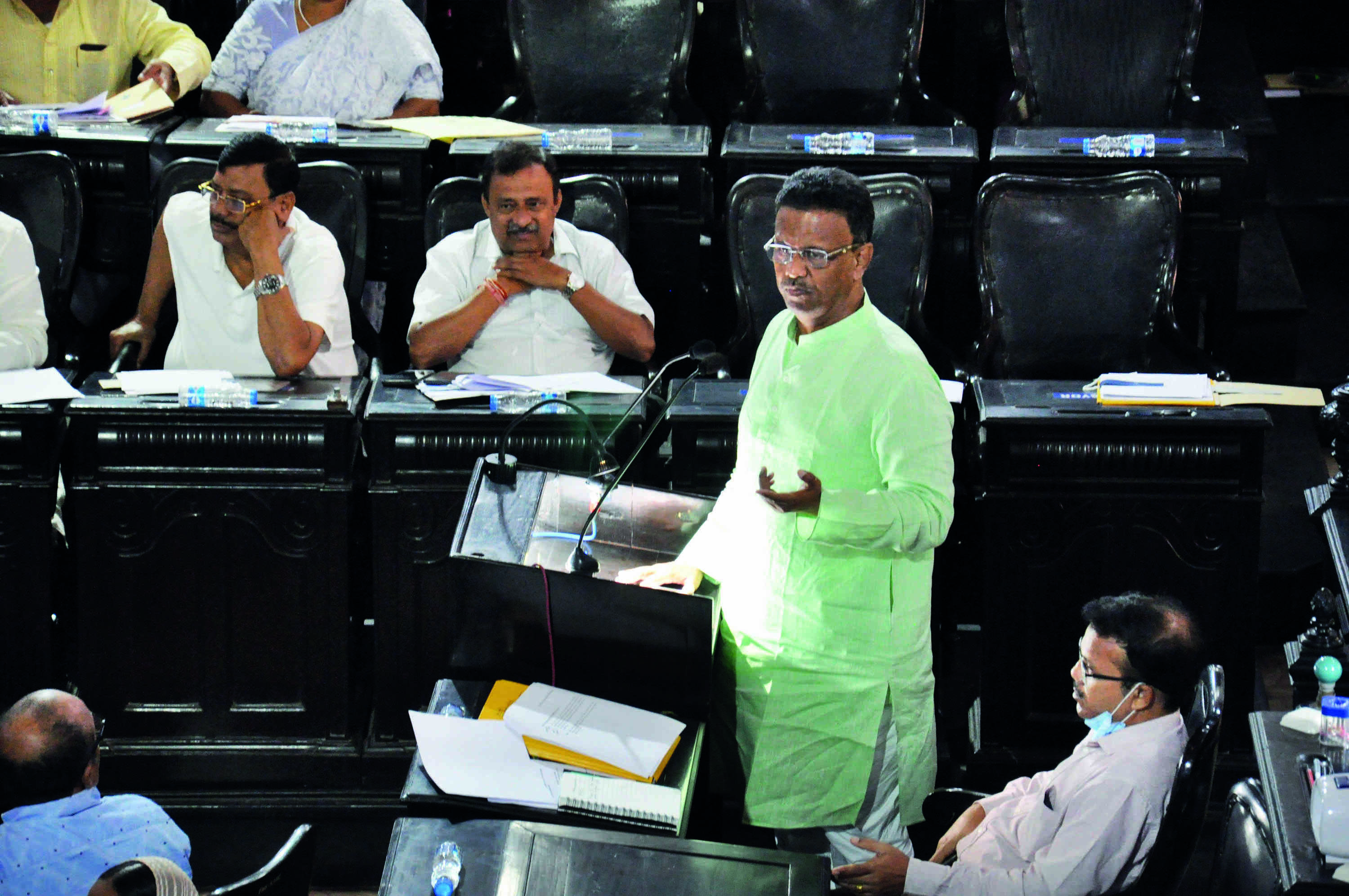 Hakim pulls up officials over delay in road repair