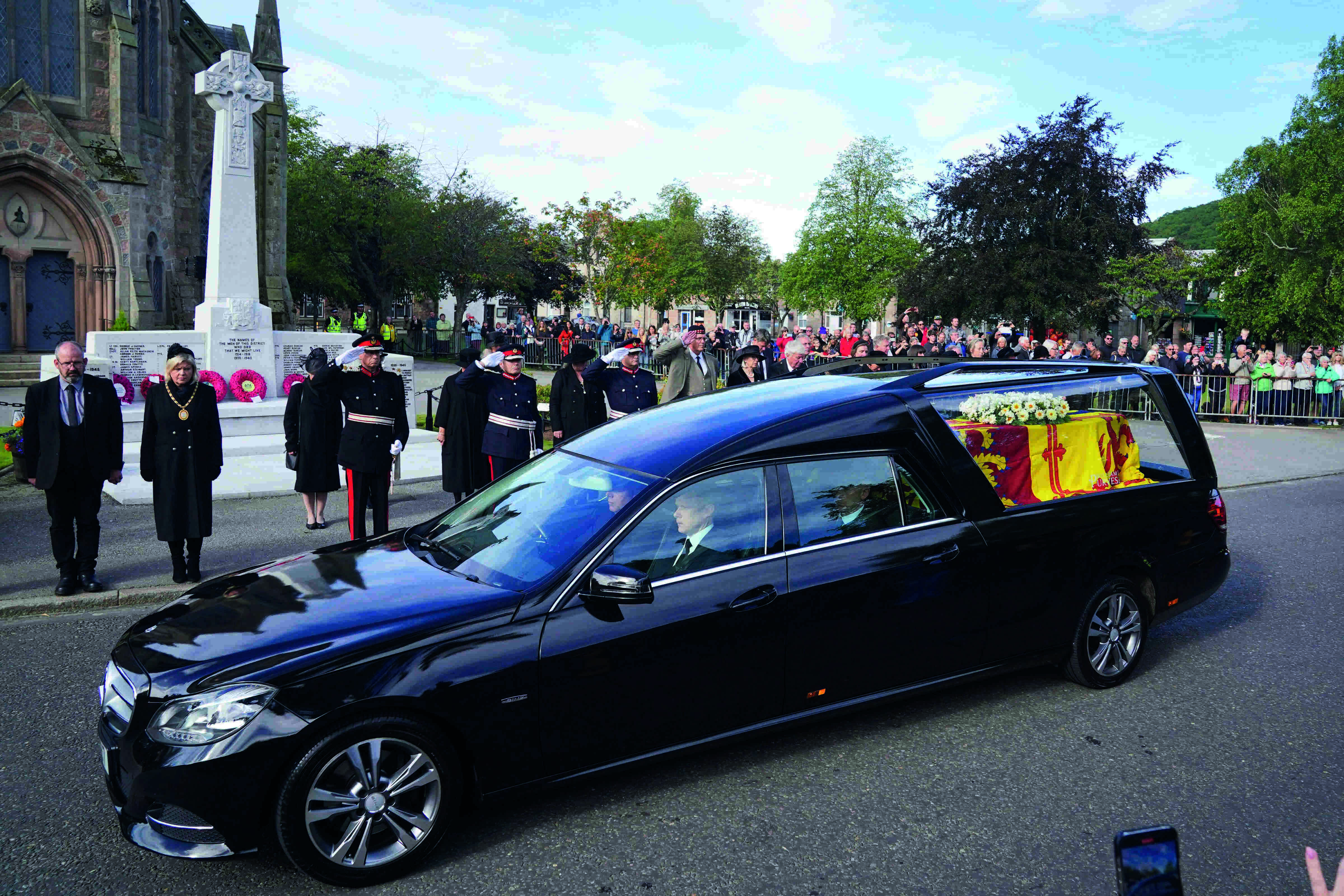 Queen Elizabeth IIs coffin arrives in Edinburgh ahead of London funeral Queen Elizabeth IIs coffin arrives in Edinburgh ahead of London funeral