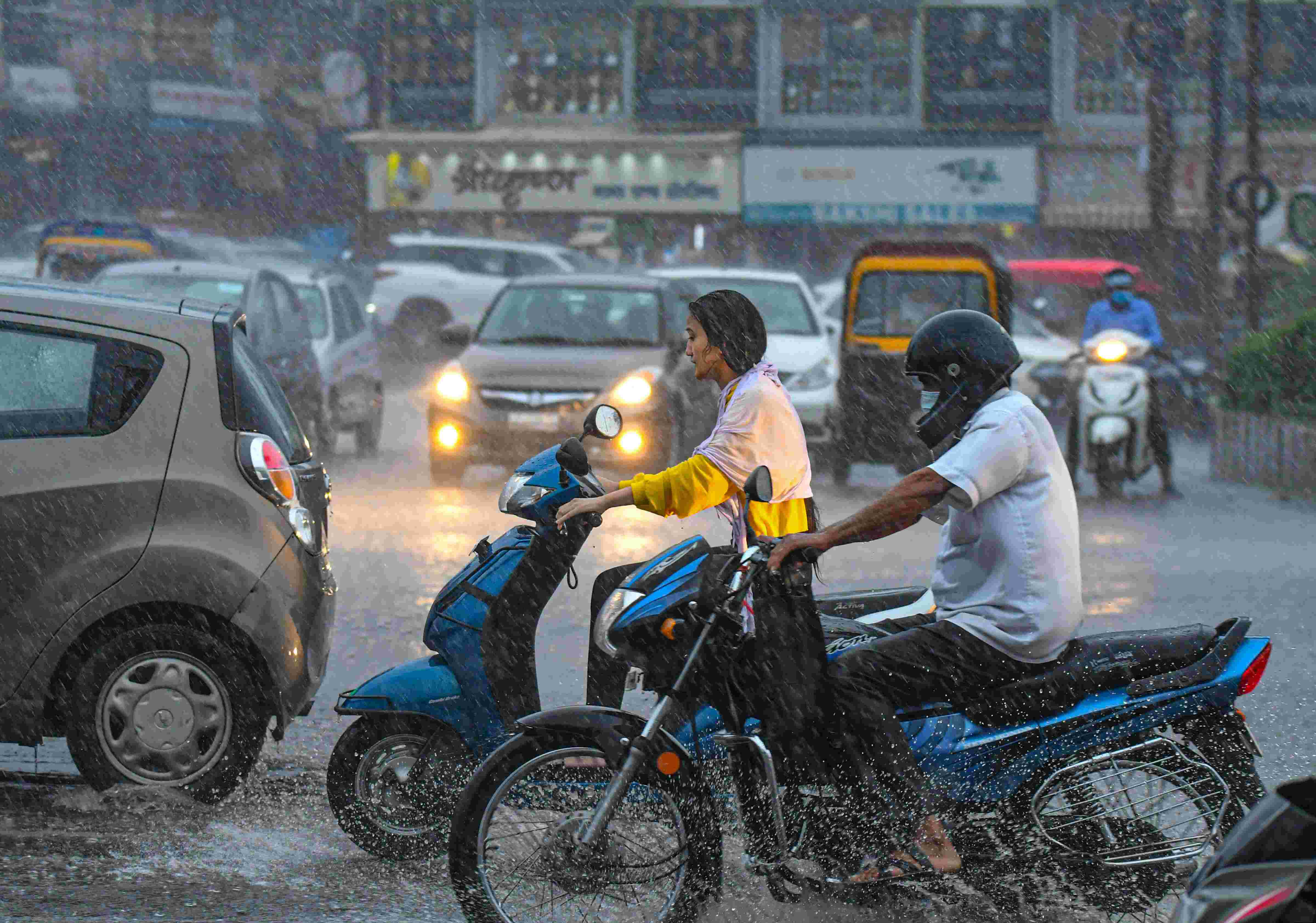 Mumbai receives heavy rains overnight, moderate showers predicted Mumbai receives heavy rains overnight, moderate showers predicted