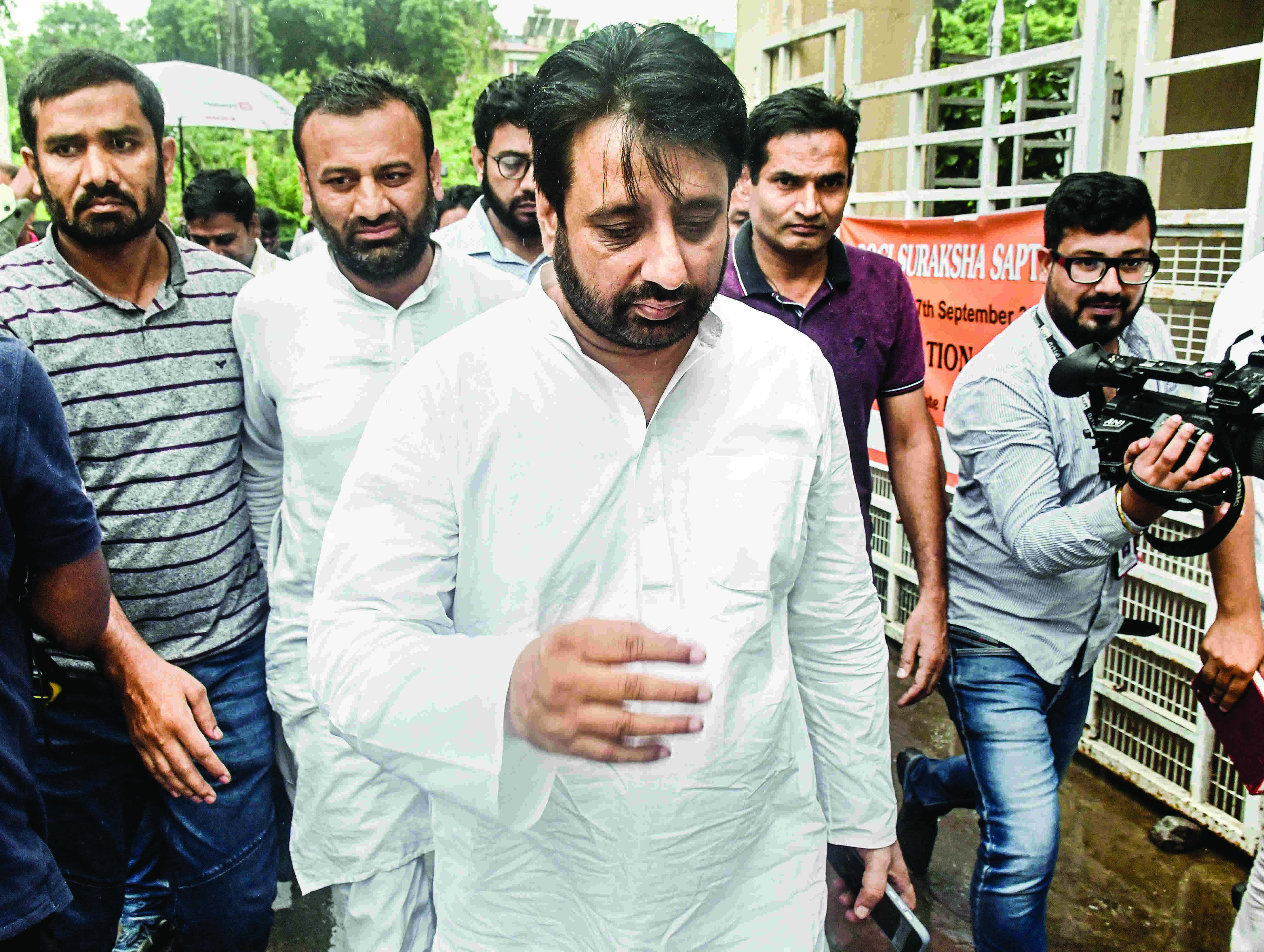 4 held for obstructing ACB team at Khans residence