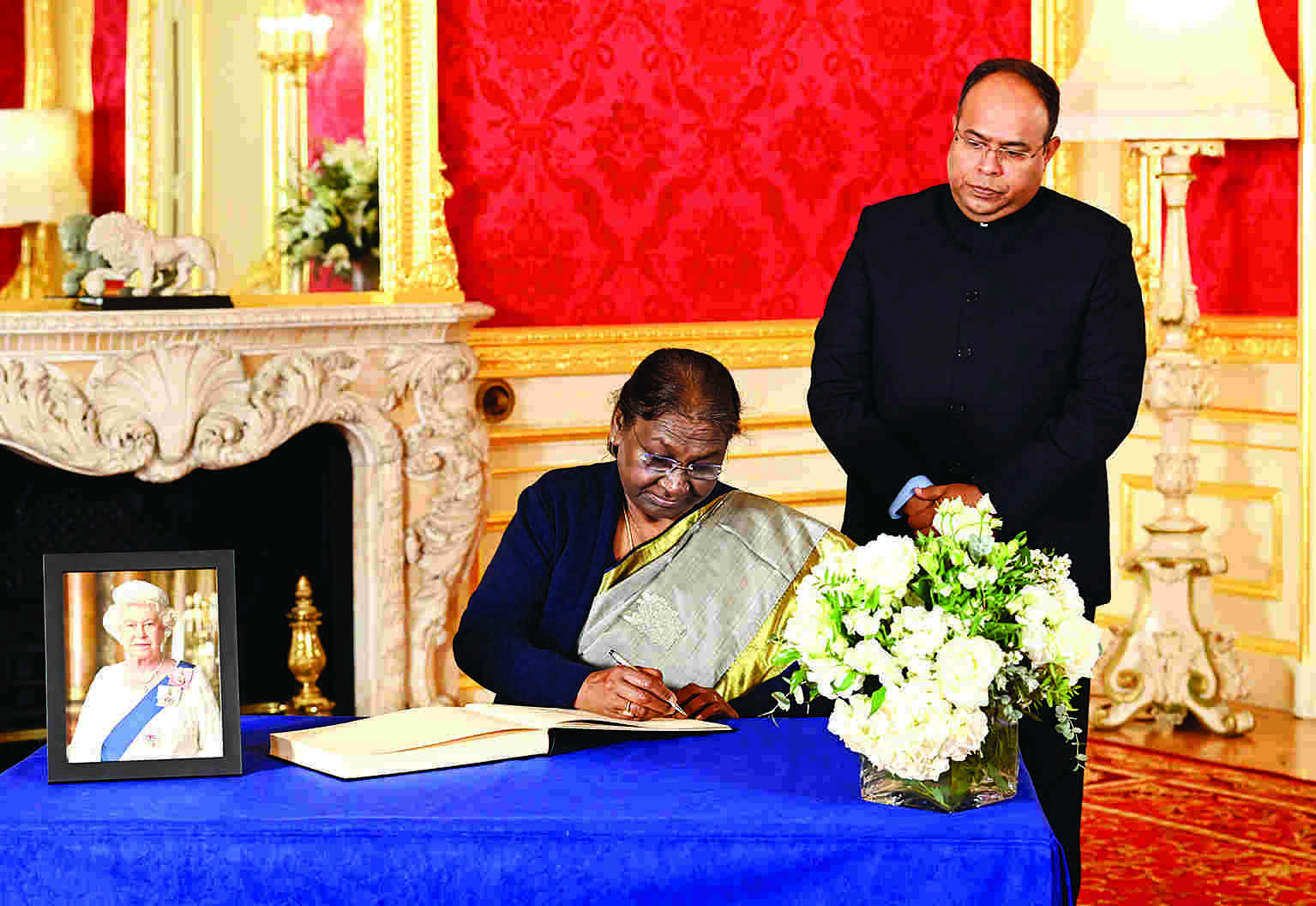President Murmu offers tribute to Queen Elizabeth II