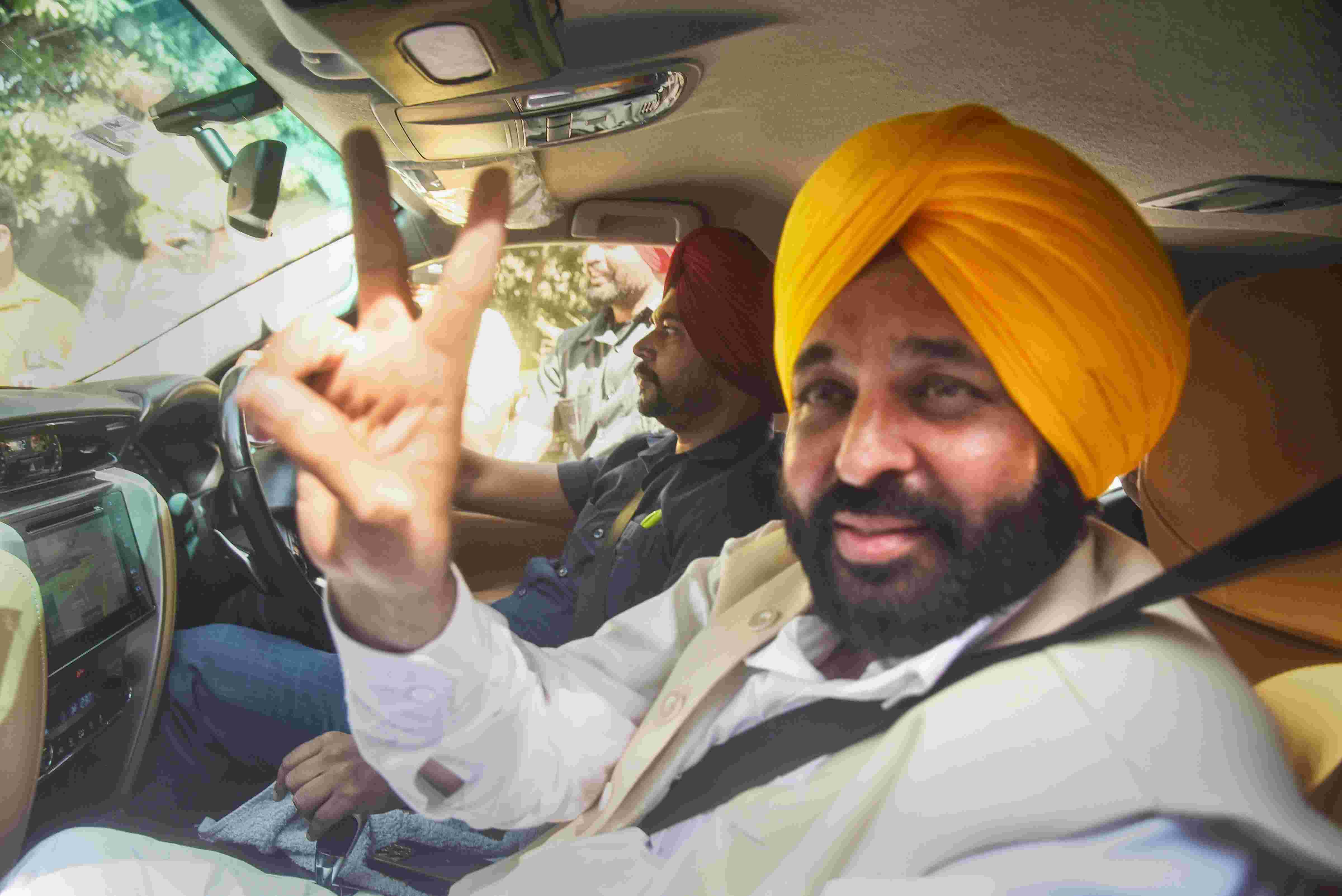 CM Mann holds meeting of AAP legislators after special Punjab assembly session cancelled CM Mann holds meeting of AAP legislators after special Punjab assembly session cancelled