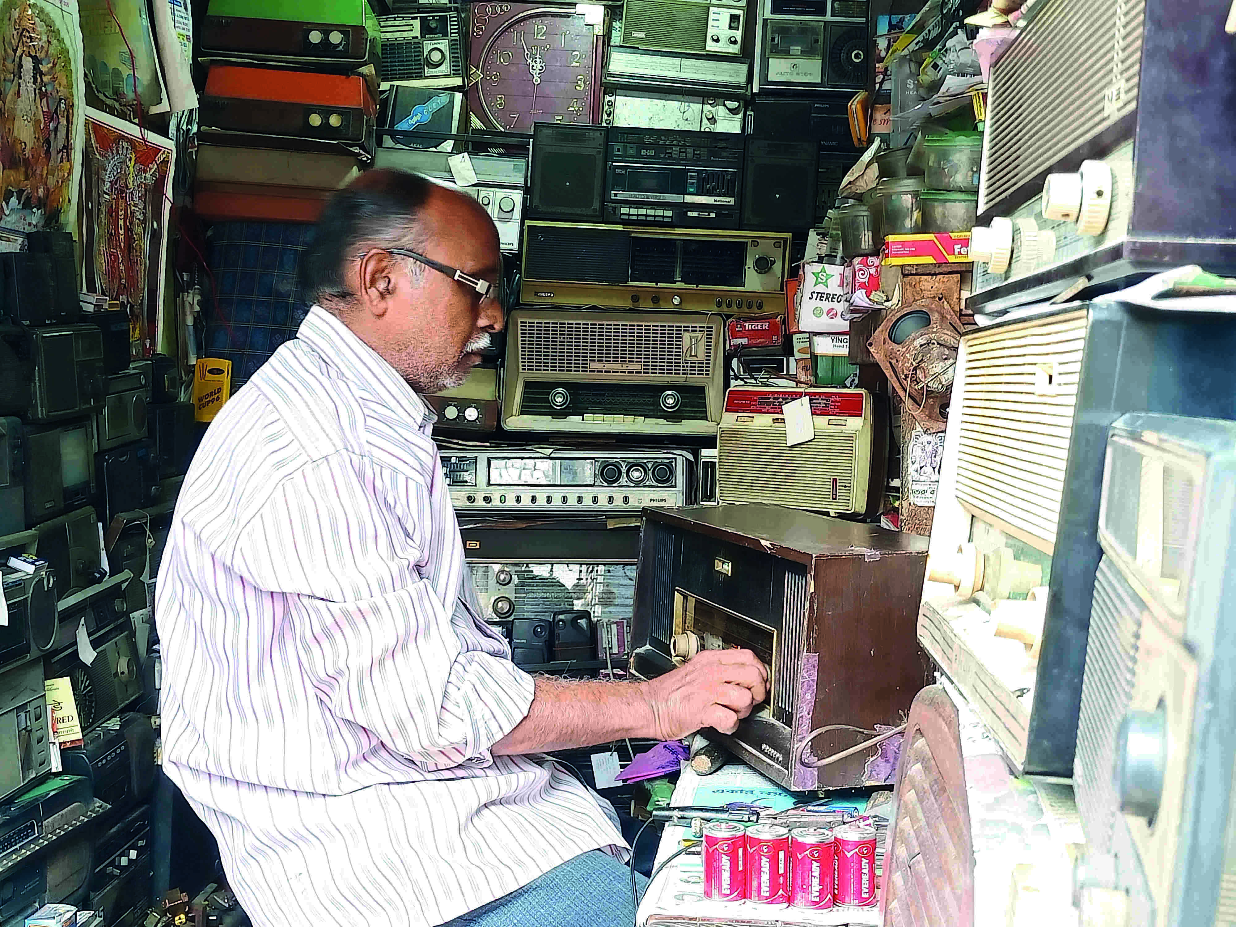 A lasting legacy: Every year, Mahalaya keeps citys last radioman buried in work A lasting legacy: Every year, Mahalaya keeps citys last radioman buried in work