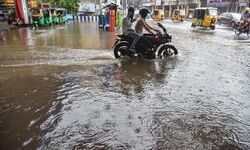 Heavy rains lash parts of Mumbai, transport services remain unaffected Heavy rains lash parts of Mumbai, transport services remain unaffected