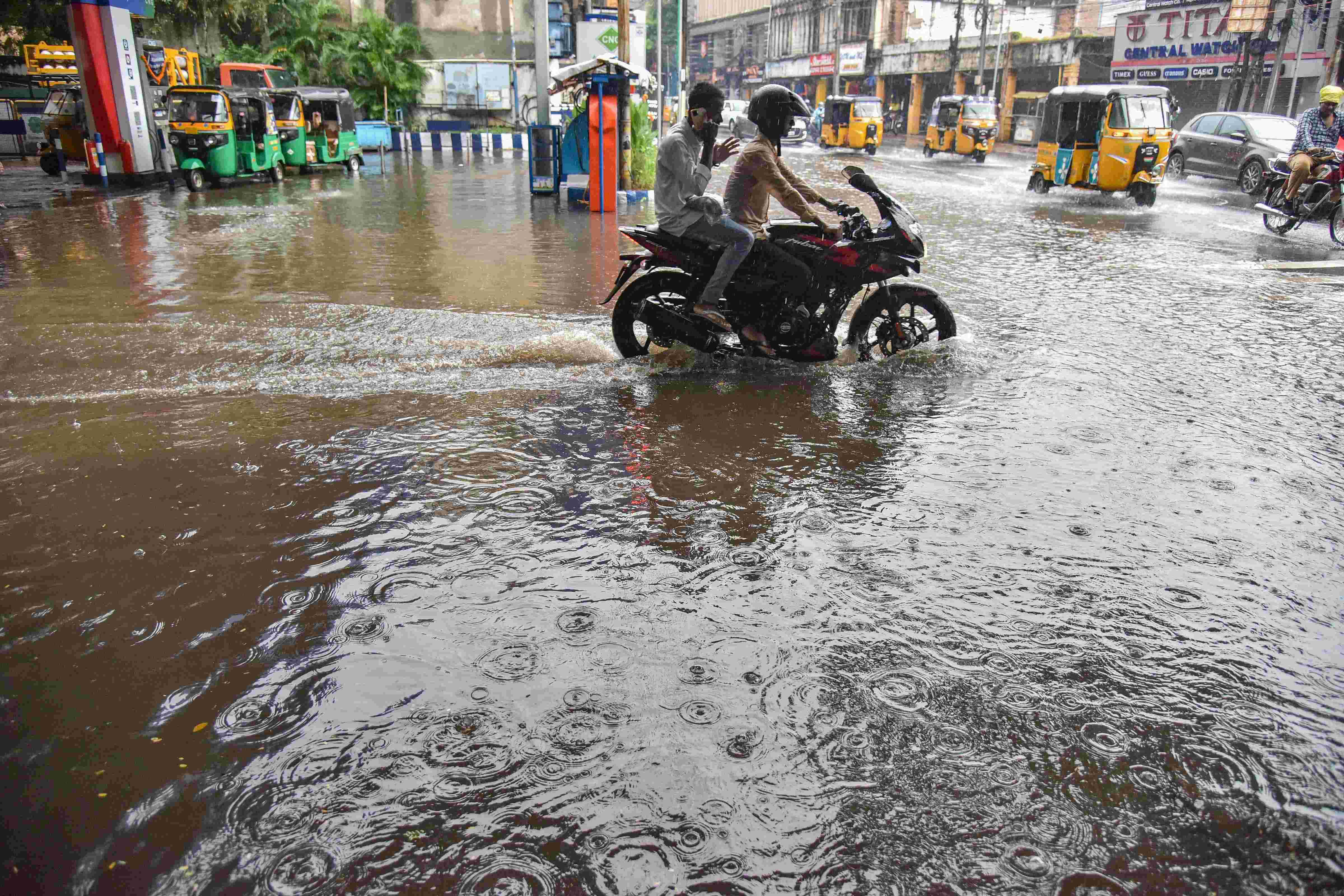 Heavy rains lash parts of Mumbai, transport services remain unaffected Heavy rains lash parts of Mumbai, transport services remain unaffected