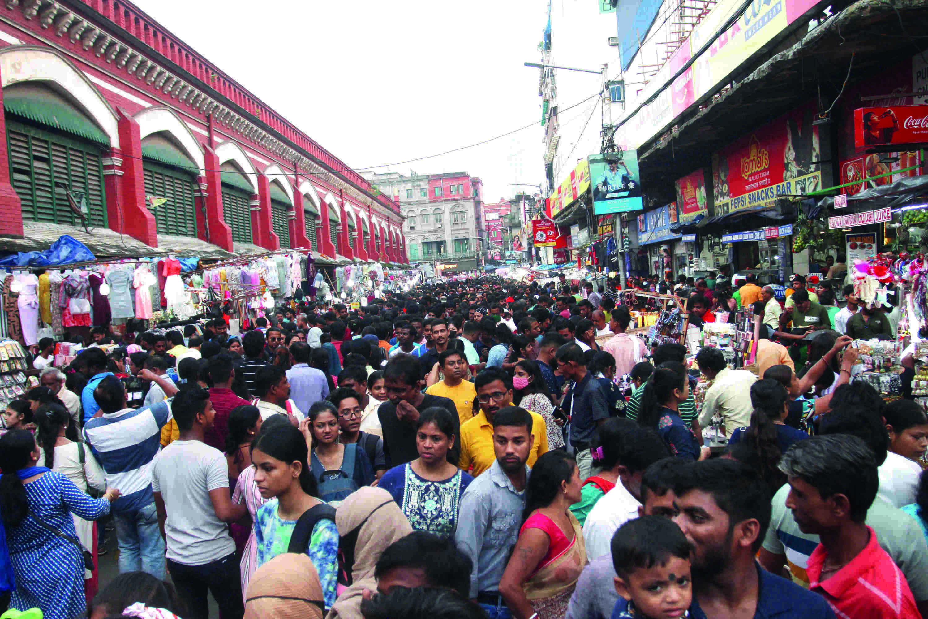 Last-minute rush: Shoppers throng malls, markets on Sun Last-minute rush: Shoppers throng malls, markets on Sun