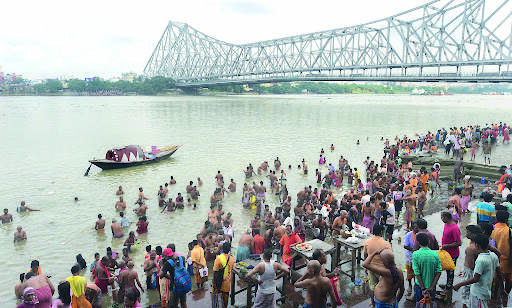 Mahalaya: Lakhs offer Tarpan at Hooghly ghats, CM greets all Mahalaya: Lakhs offer Tarpan at Hooghly ghats, CM greets all