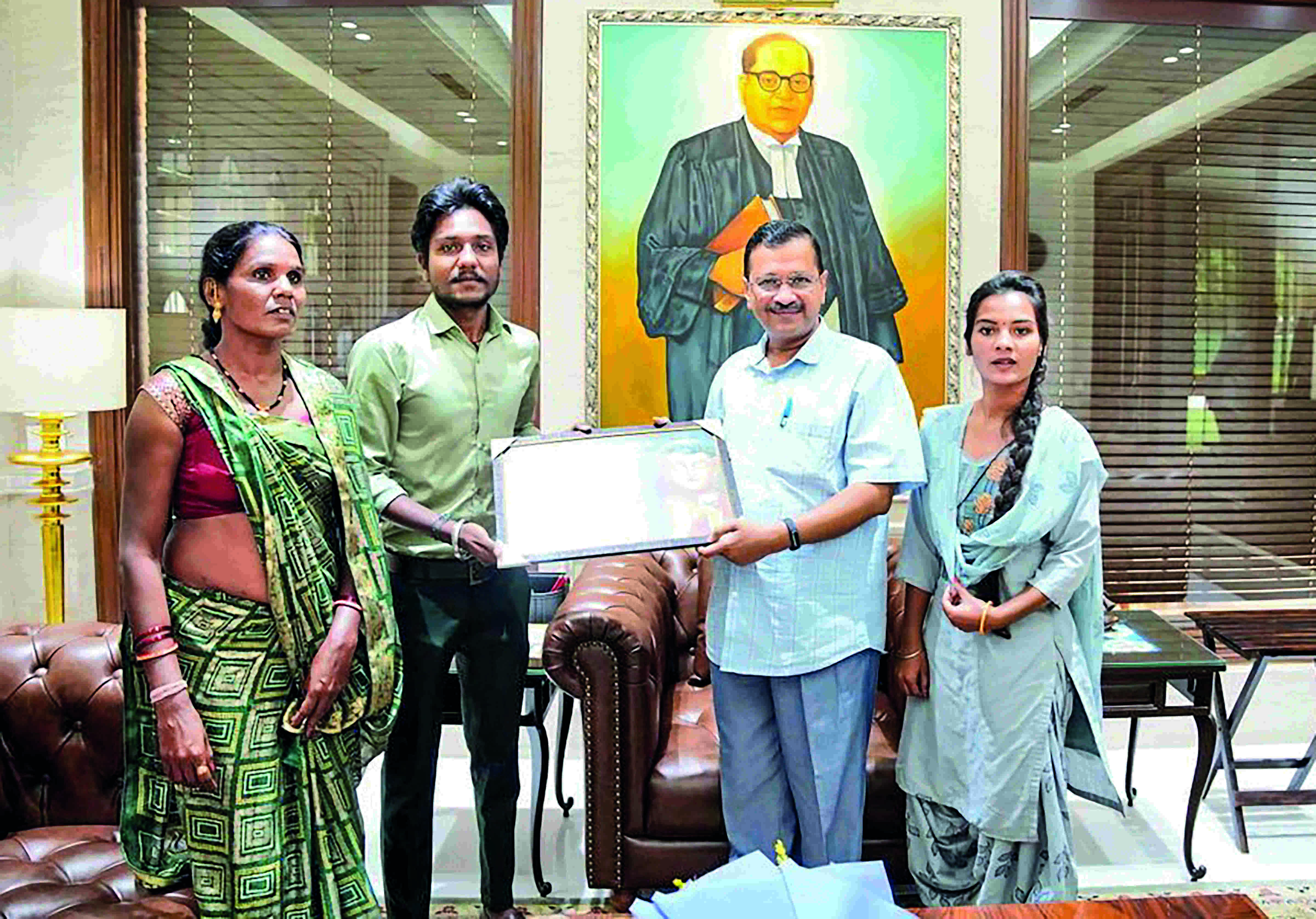 People love AAP as it works for them: Kejriwal after lunch with sanitation workers family