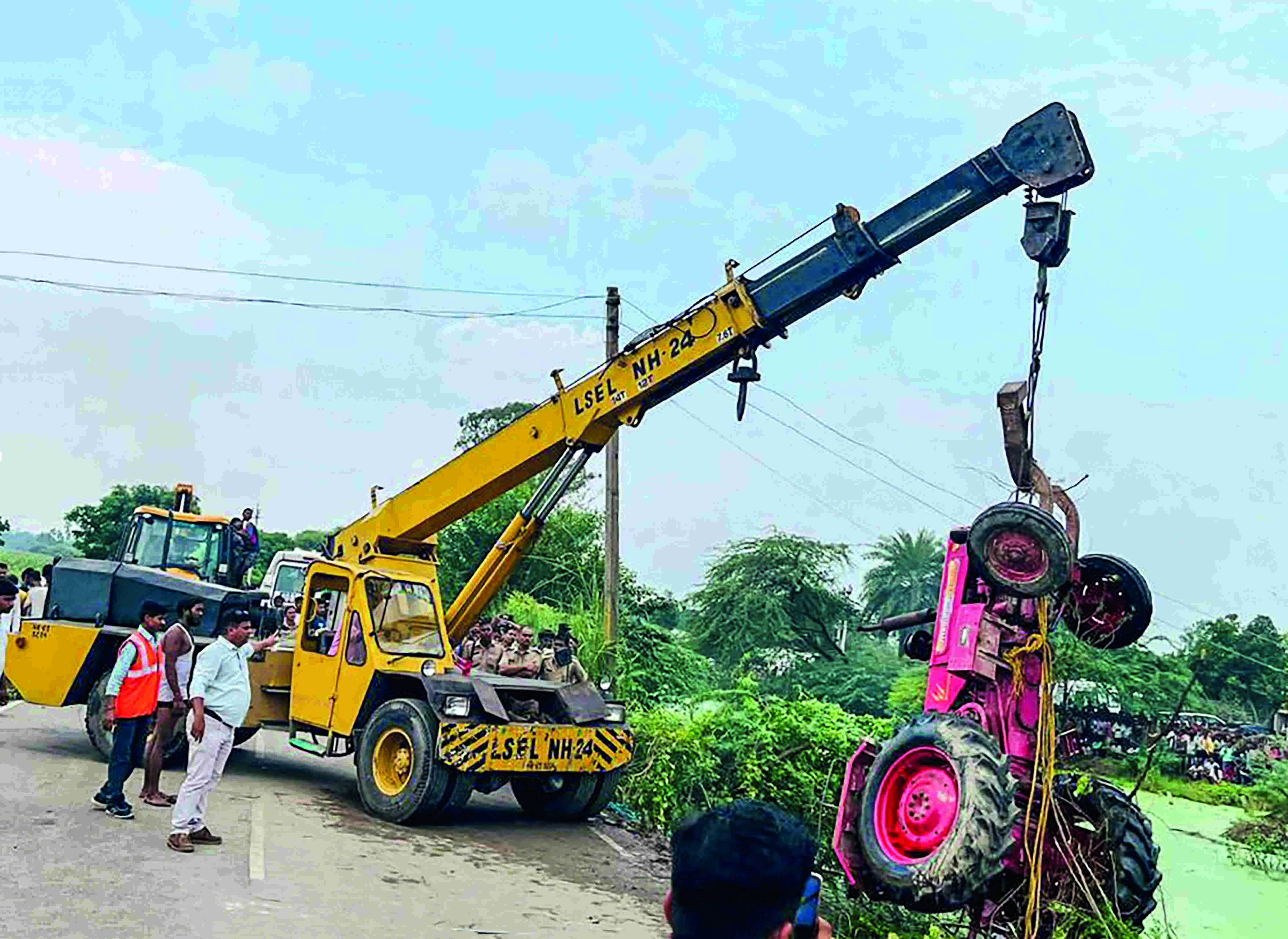 10 killed as tractor-trolley overturns, falls into pond 10 killed as tractor-trolley overturns, falls into pond