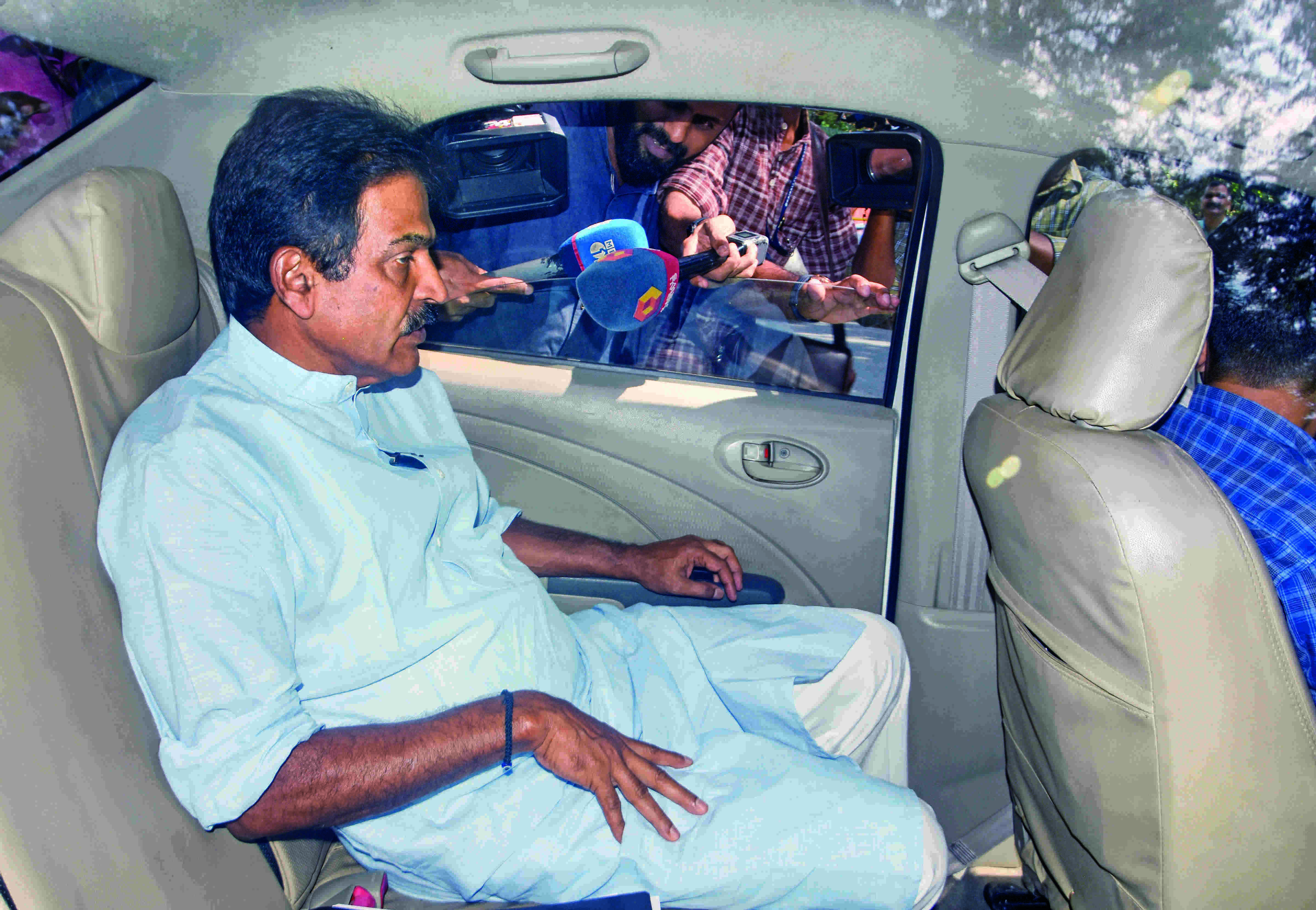 Congress showcauses 3 Gehlot loyalists; seniors roped in to address crisis Congress showcauses 3 Gehlot loyalists; seniors roped in to address crisis