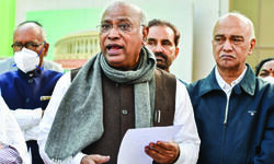 Gandhis likely to pick Digvijaya or Kharge for Congs chief post Gandhis likely to pick Digvijaya or Kharge for Congs chief post