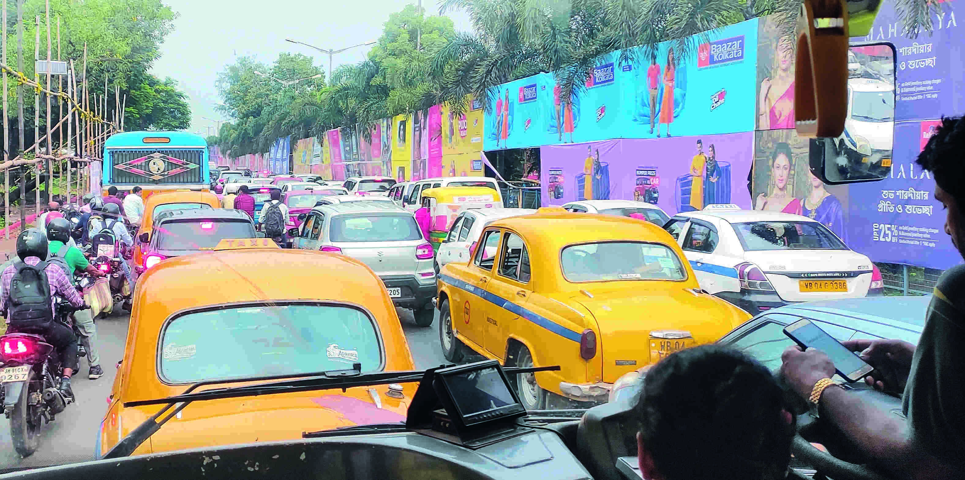 Puja days: About 10K cops to keep vigil; buses flouting route norms under lens Puja days: About 10K cops to keep vigil; buses flouting route norms under lens