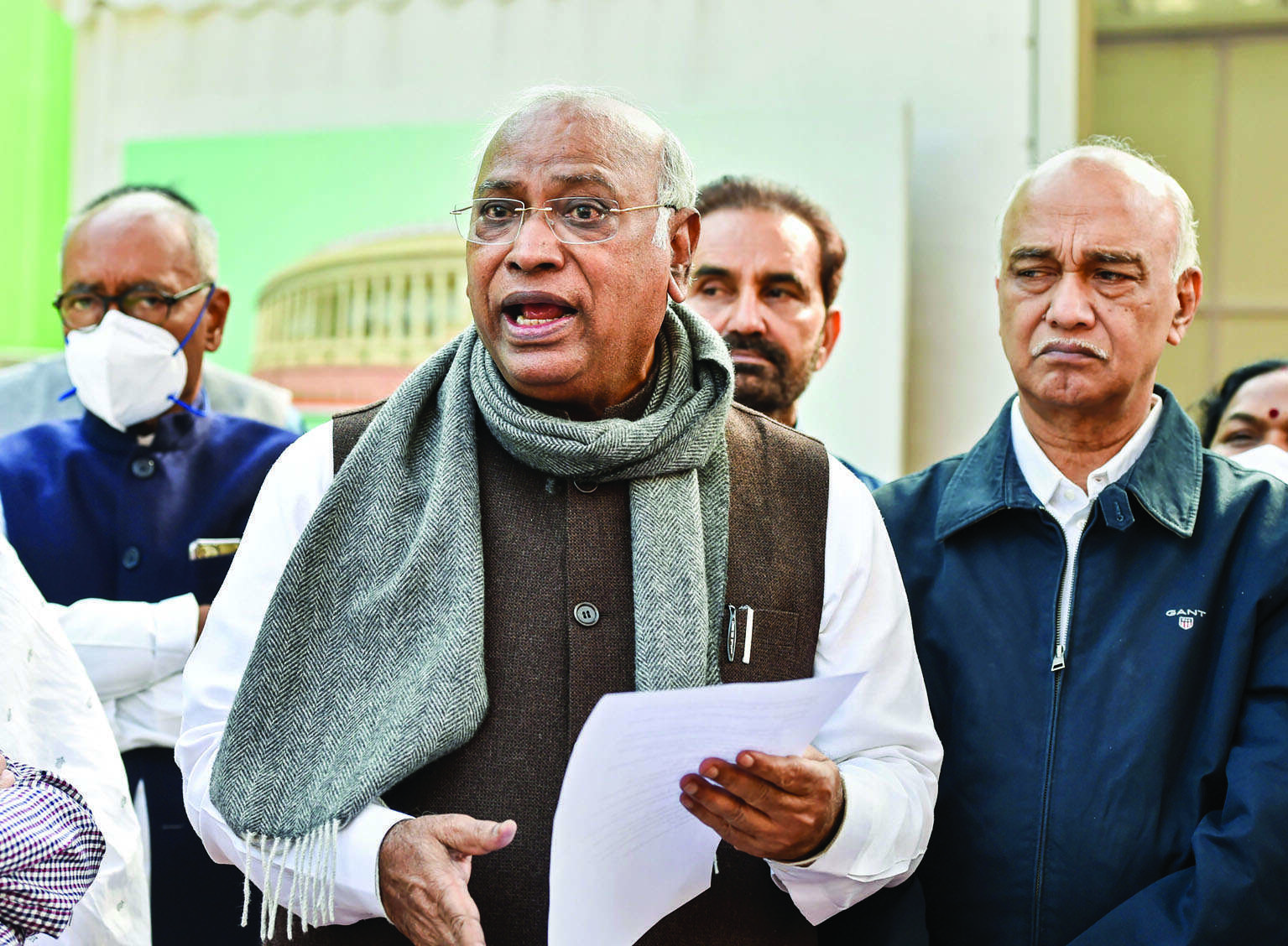 Gandhis likely to pick Digvijaya or Kharge for Congs chief post Gandhis likely to pick Digvijaya or Kharge for Congs chief post