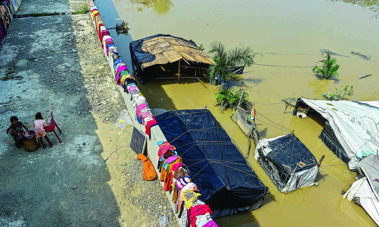 Yamuna water level receding   but still above danger mark