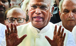 Kharge, Tharoor ready for friendly contest after Digvijaya Singh opts out Kharge, Tharoor ready for friendly contest after Digvijaya Singh opts out