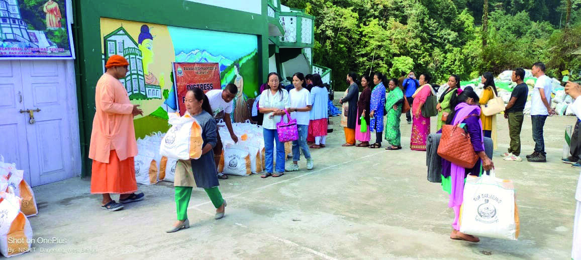RKM gives ration kits to 200 families from tea gardens in the Hills