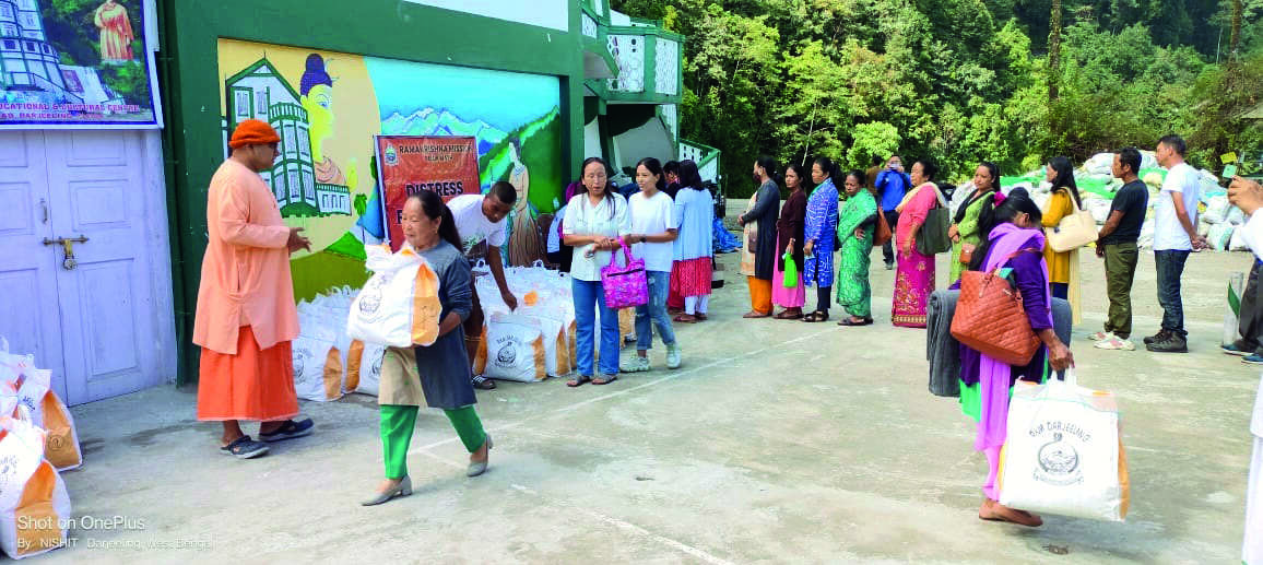 RKM gives ration kits to 200 families from tea gardens in the Hills RKM gives ration kits to 200 families from tea gardens in the Hills