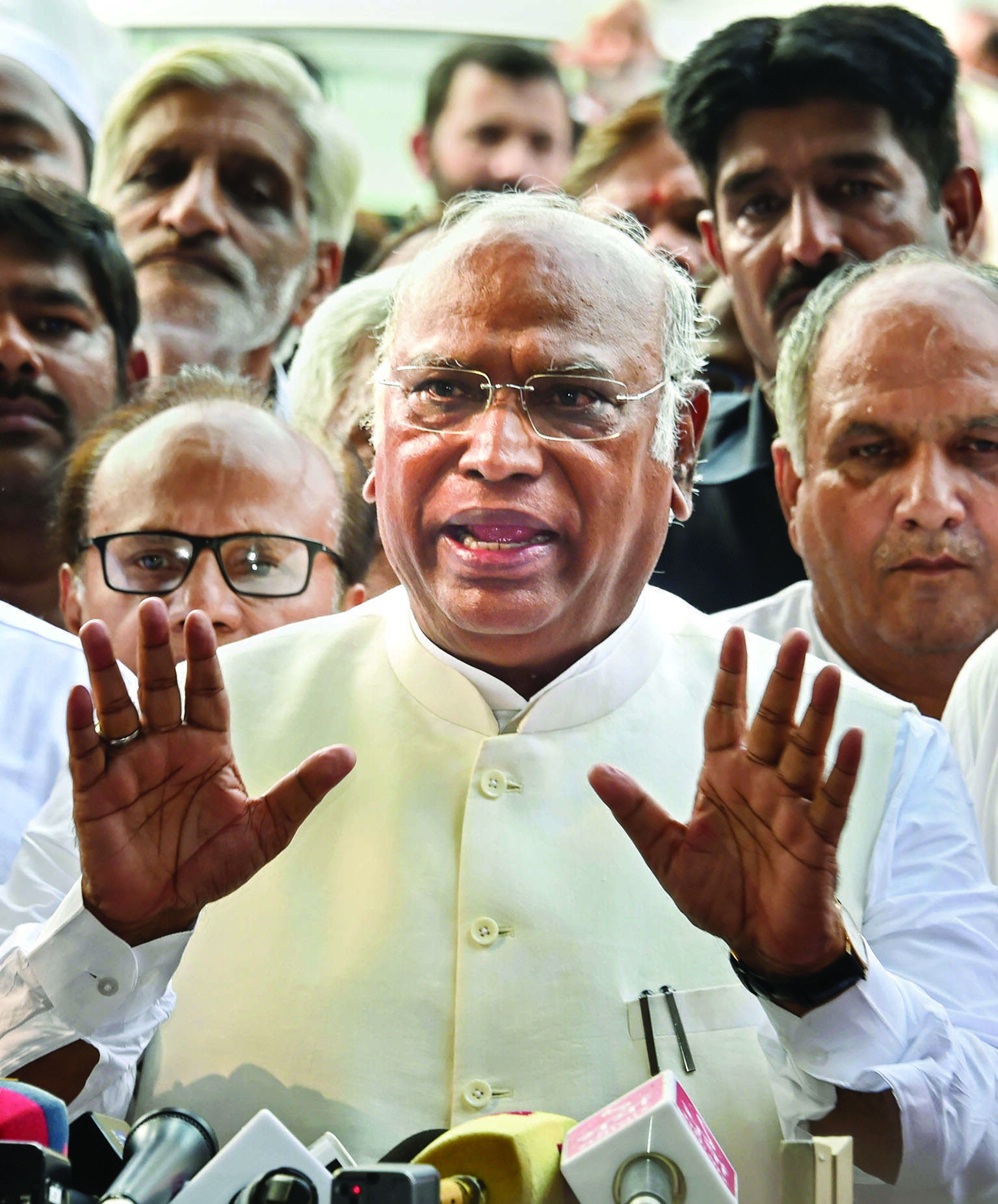Kharge, Tharoor ready for friendly contest after Digvijaya Singh opts out Kharge, Tharoor ready for friendly contest after Digvijaya Singh opts out