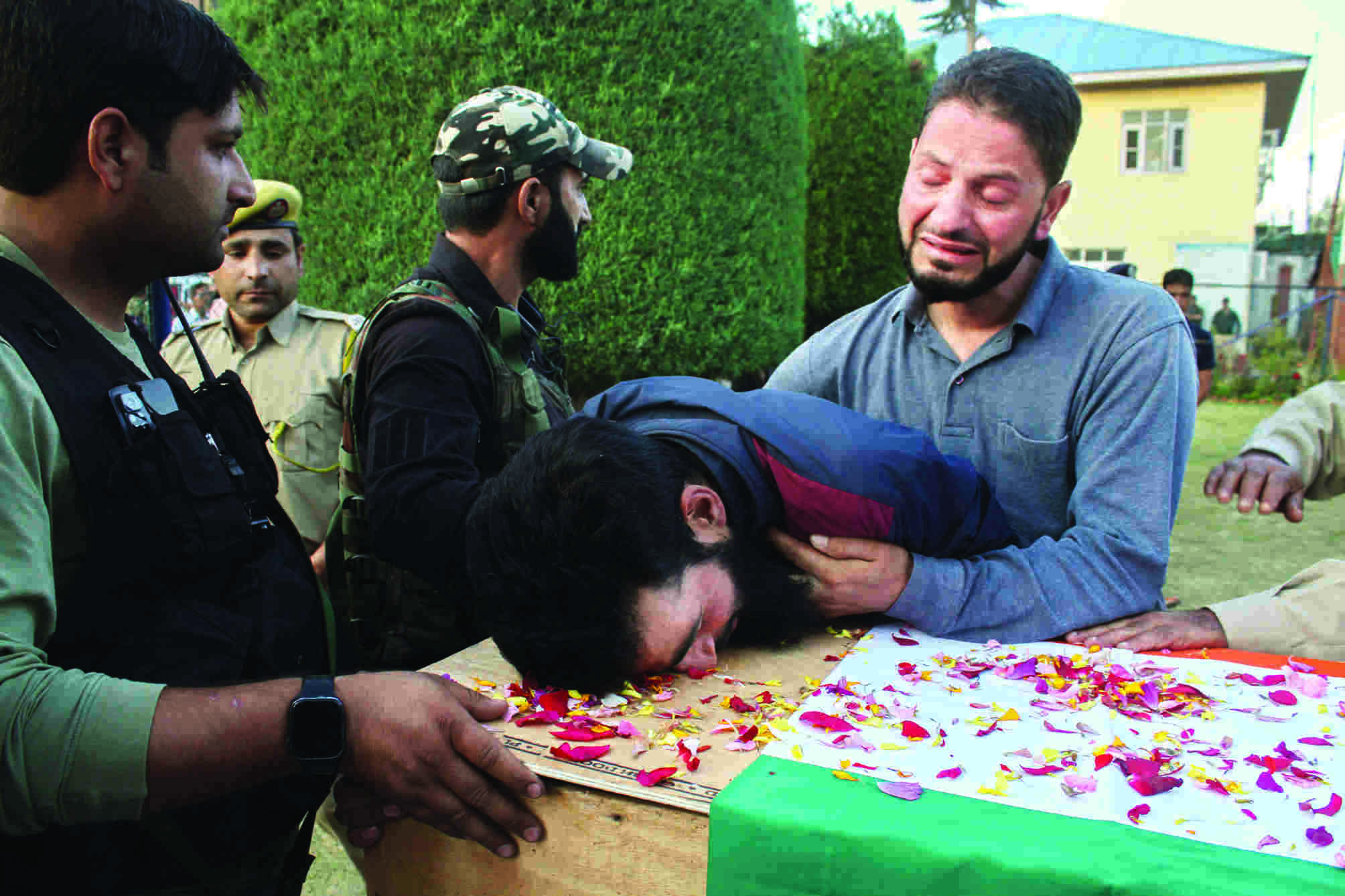Policeman killed, CRPF jawan injured in militant attack in J&Ks Pulwama Policeman killed, CRPF jawan injured in militant attack in J&Ks Pulwama