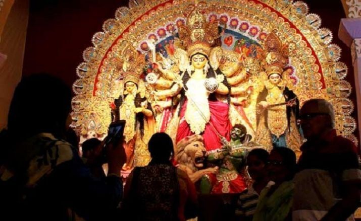 Crowds brave rain to visit puja pandals on Maha Ashtami Crowds brave rain to visit puja pandals on Maha Ashtami