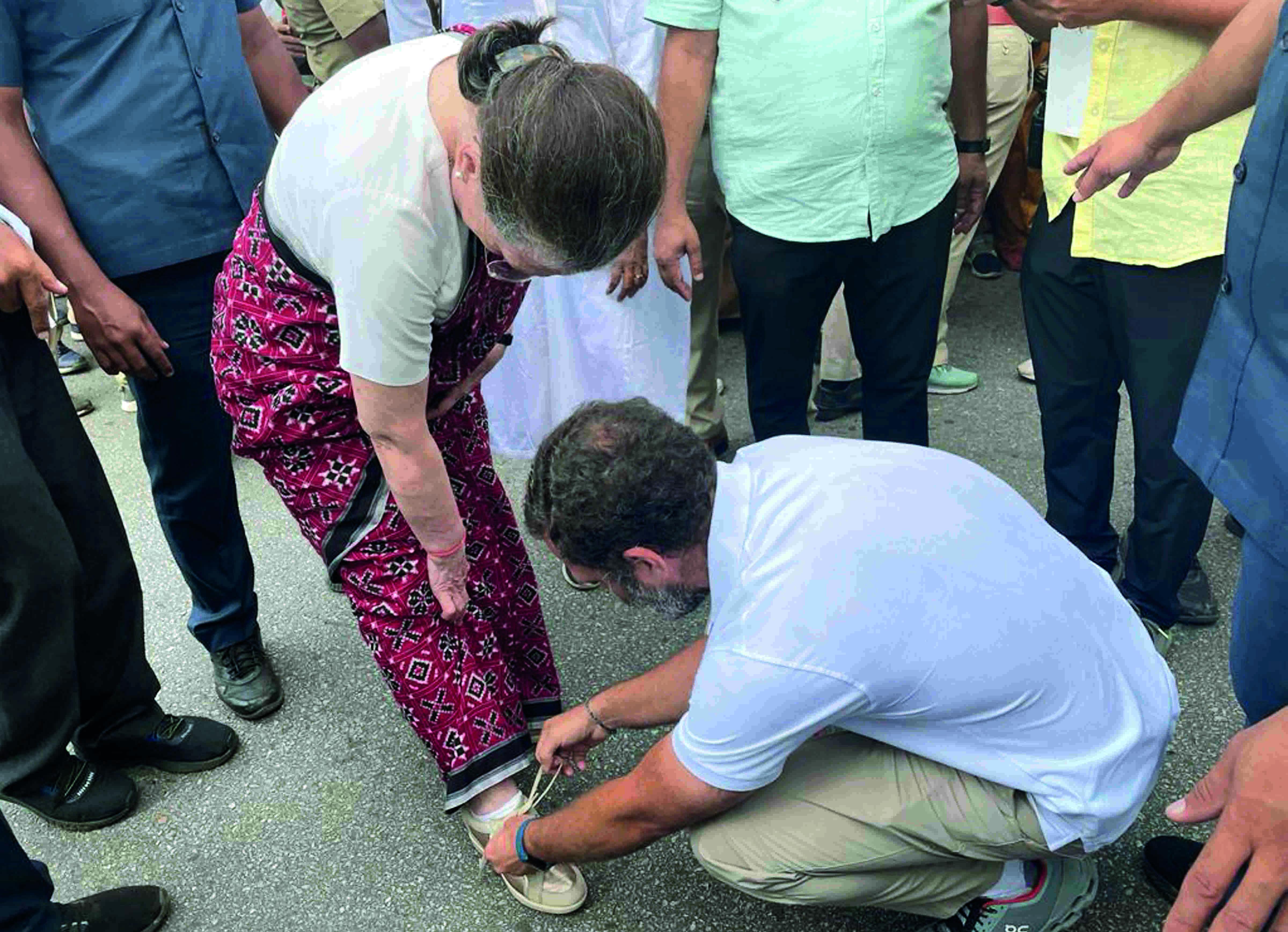 Sonia Gandhi joins Rahul-led yatra in BJP-ruled Karnataka Sonia Gandhi joins Rahul-led yatra in BJP-ruled Karnataka