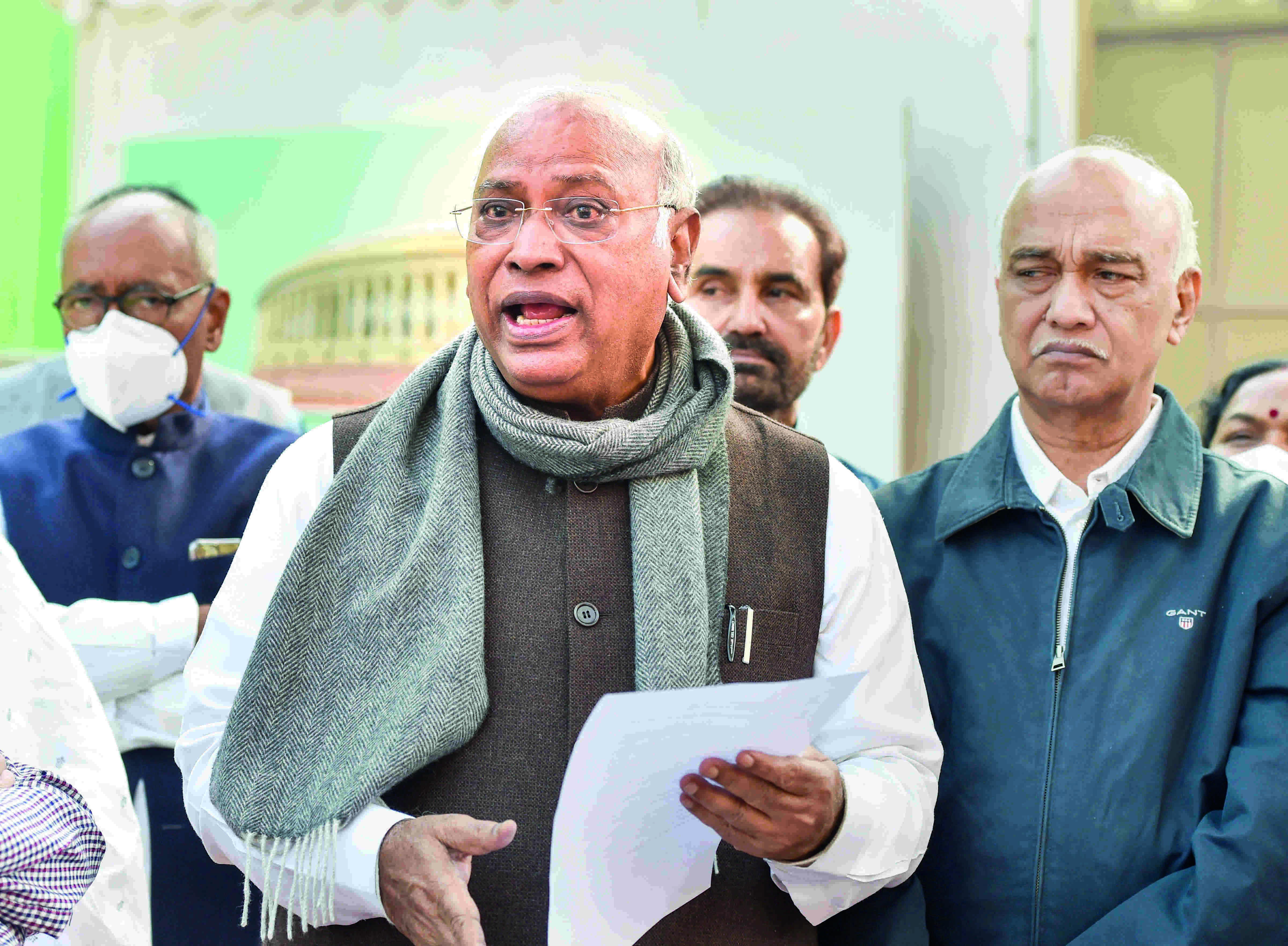 Kharge, Tharoor people of stature, cant be remote-controlled: Rahul