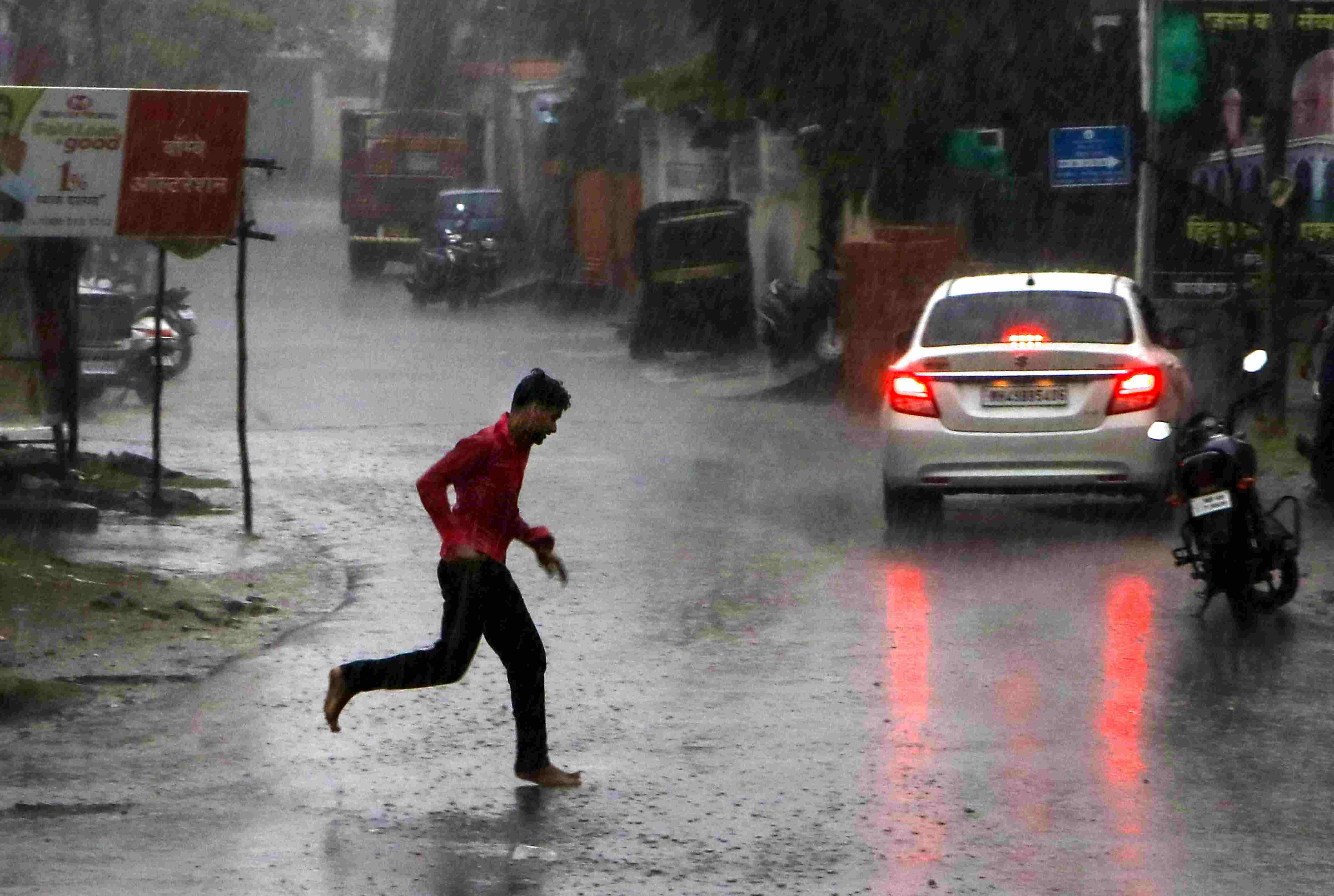 Rains cools Delhi by 2 degrees; traffic jams abound