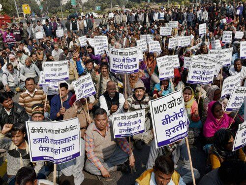 MCD sanitation workers on strike, demand regularisation MCD sanitation workers on strike, demand regularisation