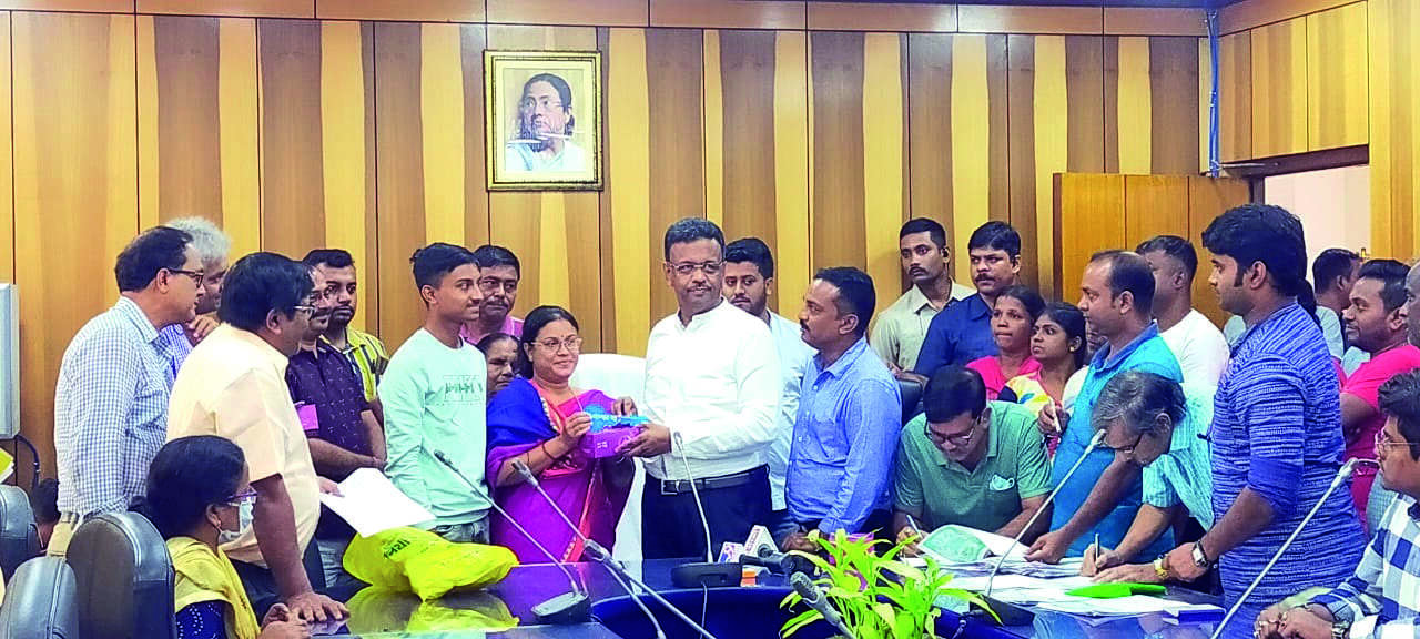 Banglar Bari scheme: Hakim hands over token keys of about 48 flats in Chetla Banglar Bari scheme: Hakim hands over token keys of about 48 flats in Chetla