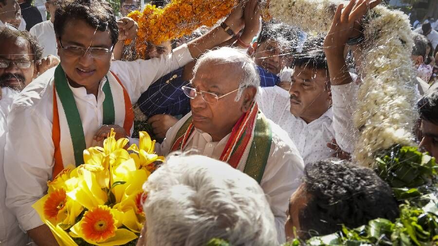 No one is big or small, all have to work together as karyakartas to strengthen Cong: Kharge No one is big or small, all have to work together as karyakartas to strengthen Cong: Kharge
