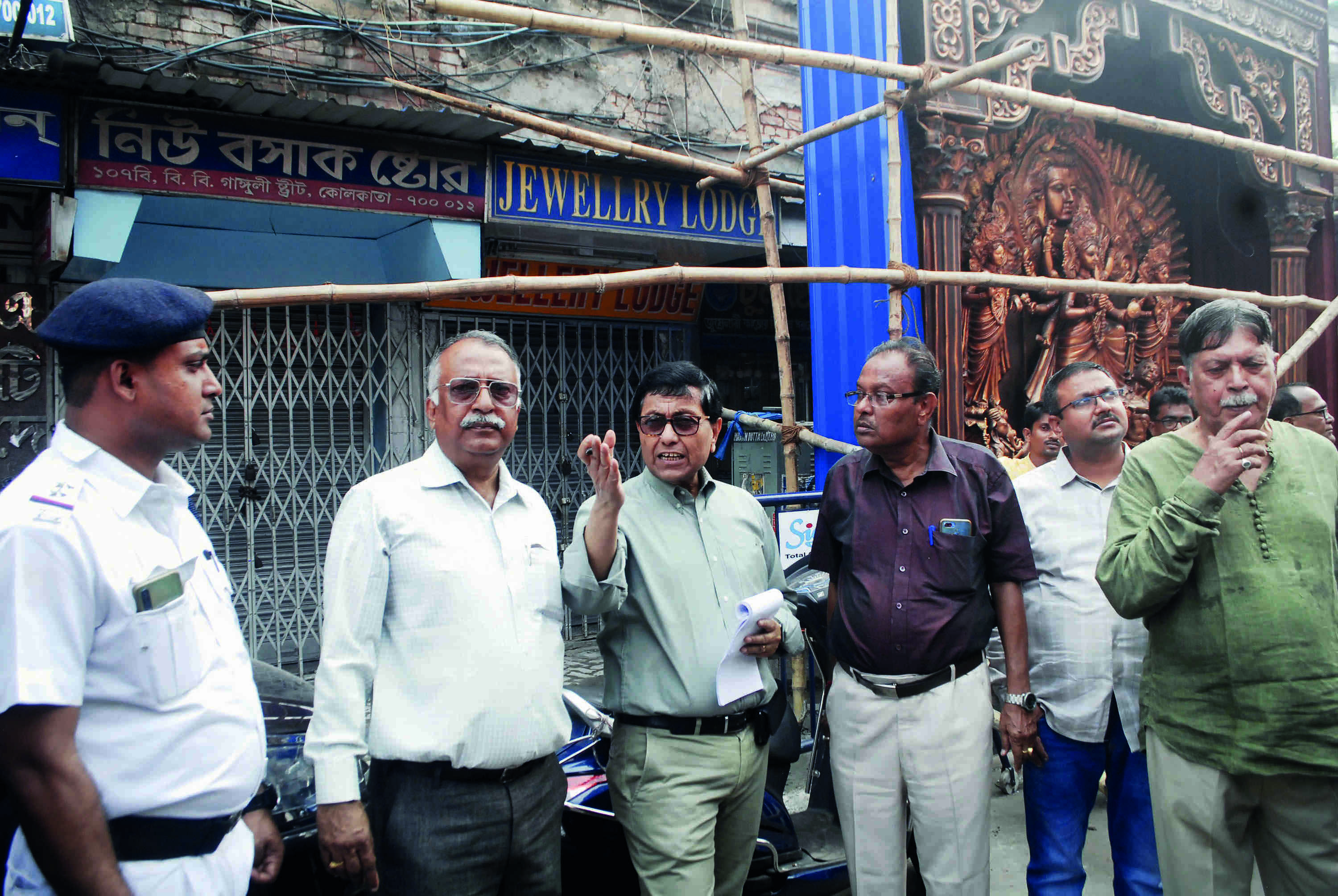 Madan Dutta Lane: Experts from JU, KMC & KMRCL inspect damaged properties Madan Dutta Lane: Experts from JU, KMC & KMRCL inspect damaged properties