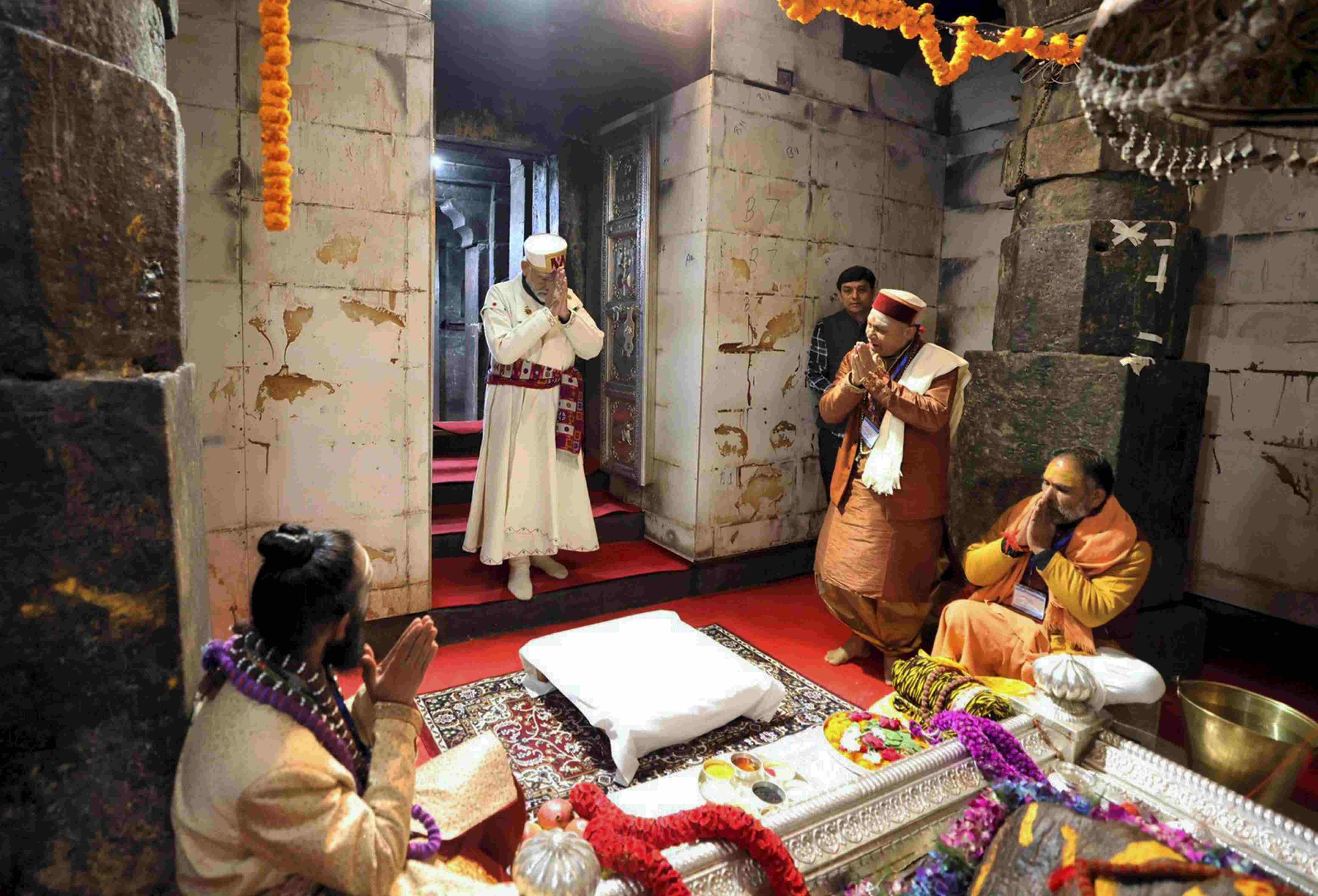 PM Modi reaches Badrinath temple after performing puja at Kedarnath PM Modi reaches Badrinath temple after performing puja at Kedarnath