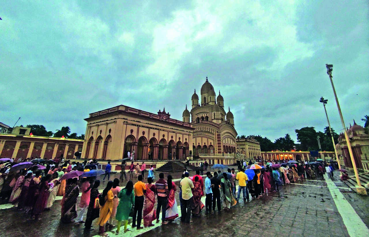 Kali Puja: Weather plays spoilsport as Kalight and Dakshineswar temples see lesser footfall Kali Puja: Weather plays spoilsport as Kalight and Dakshineswar temples see lesser footfall