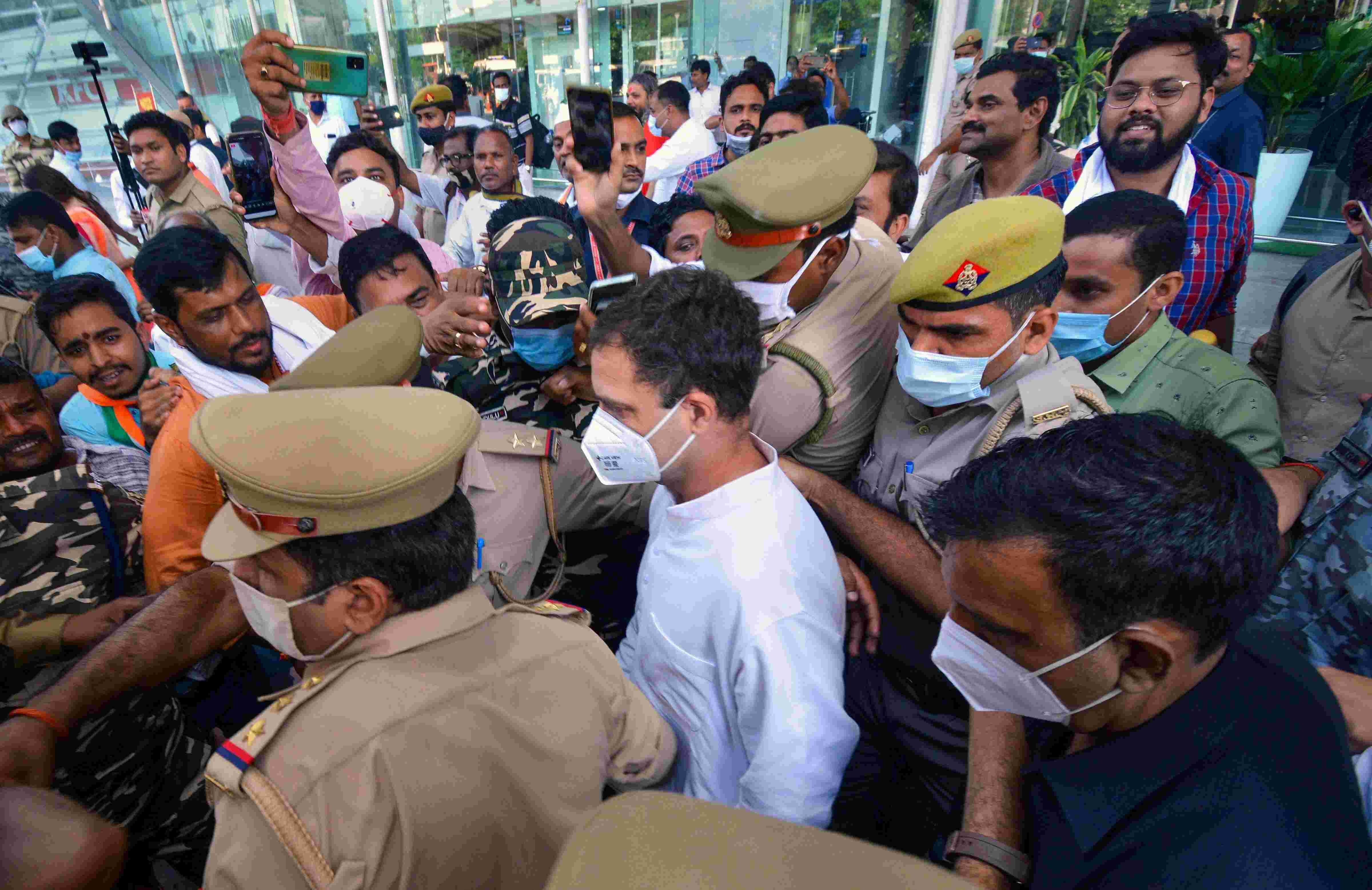 Rahul sprints, others try to catch up as Bharat Jodo Yatra enters Day 5 in Telangana