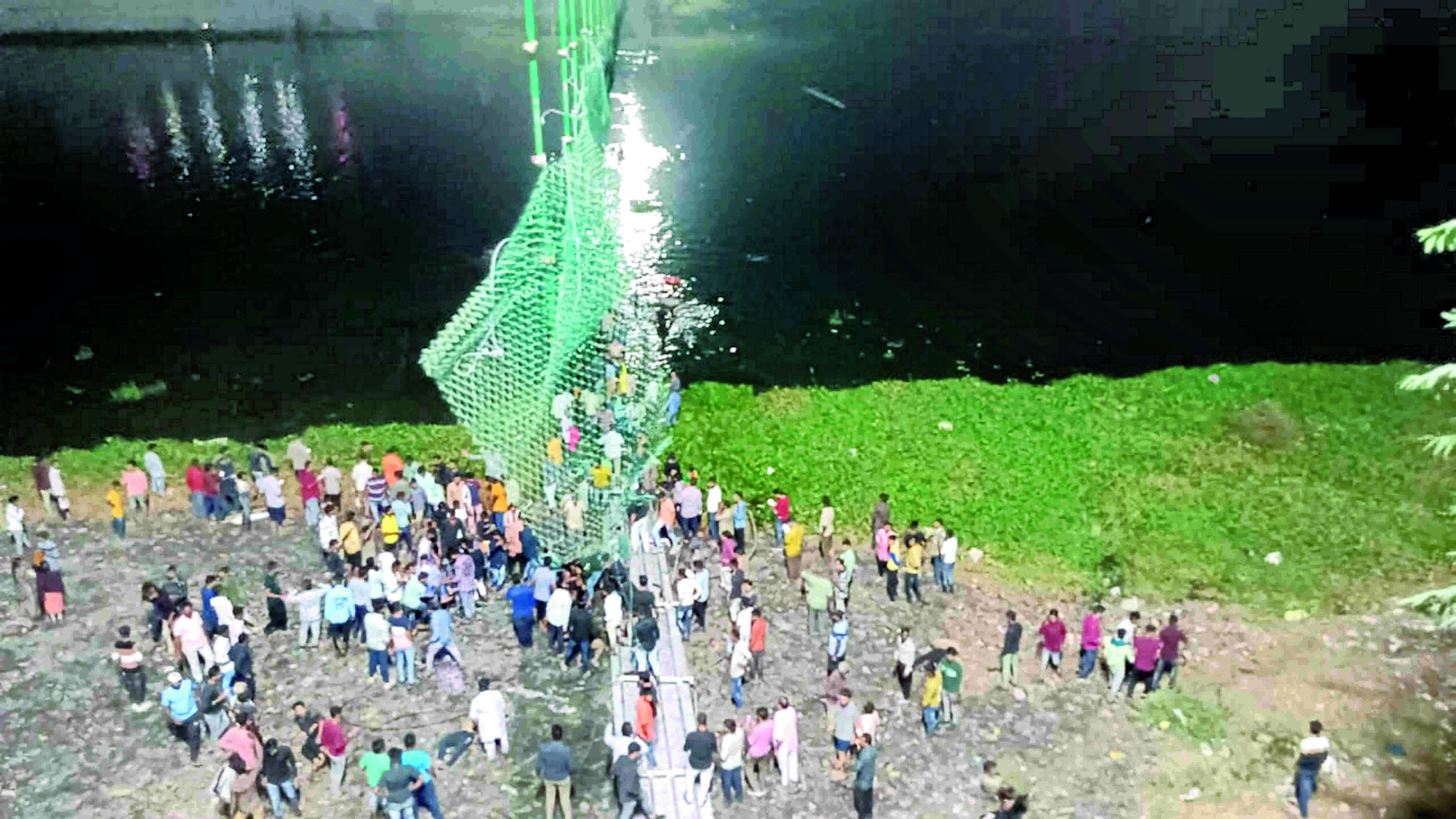 Some youths shook suspension bridge, warned staff but they were indifferent Some youths shook suspension bridge, warned staff but they were indifferent