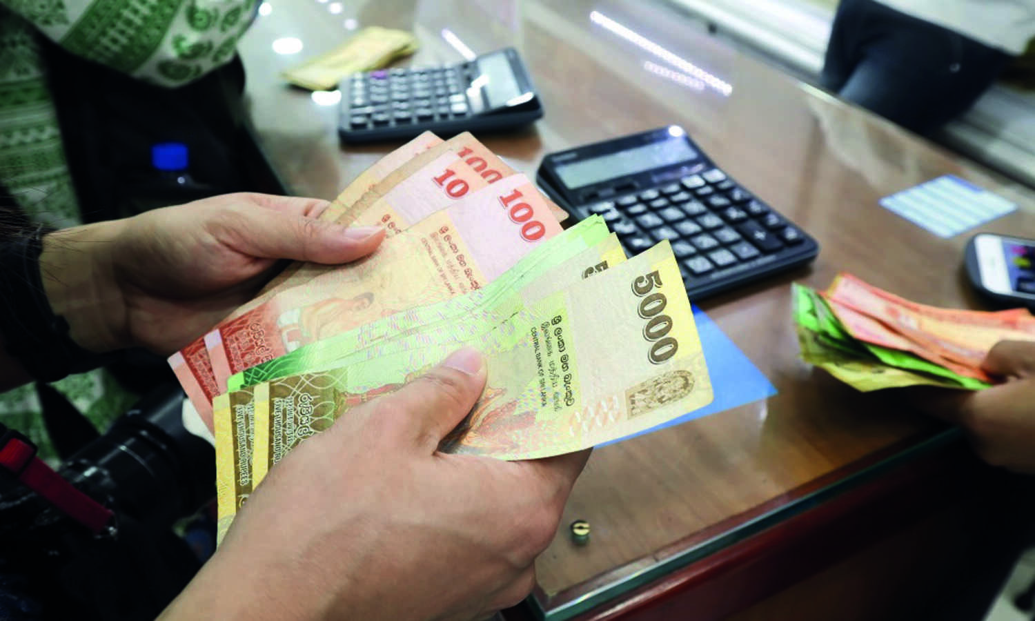 Sri Lanka sees slight drop in inflation amid economic crisis
