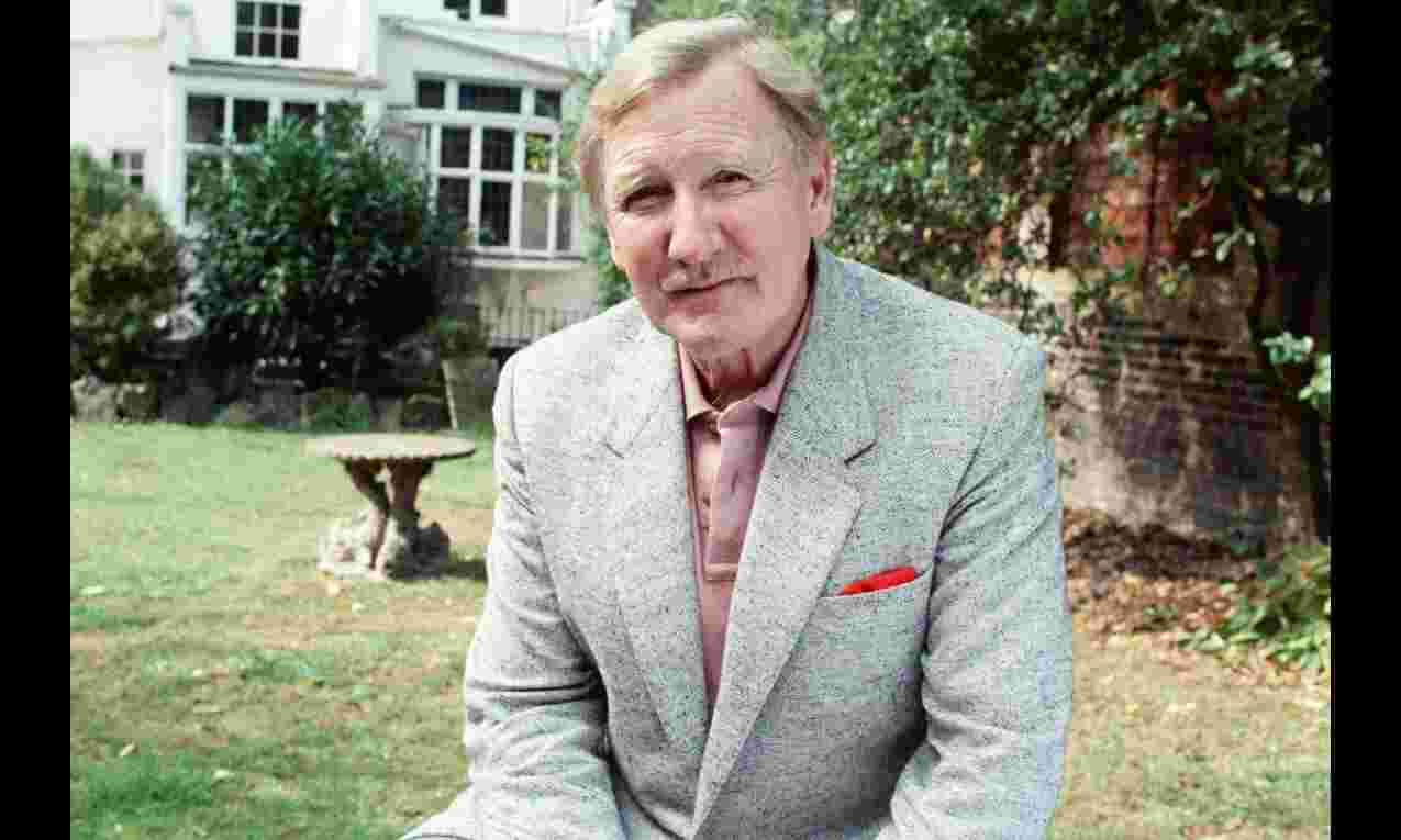 Leslie Phillips passes away at 98