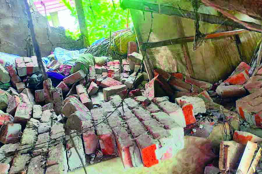 Adra: 9-year-old dies in wall collapse Adra: 9-year-old dies in wall collapse