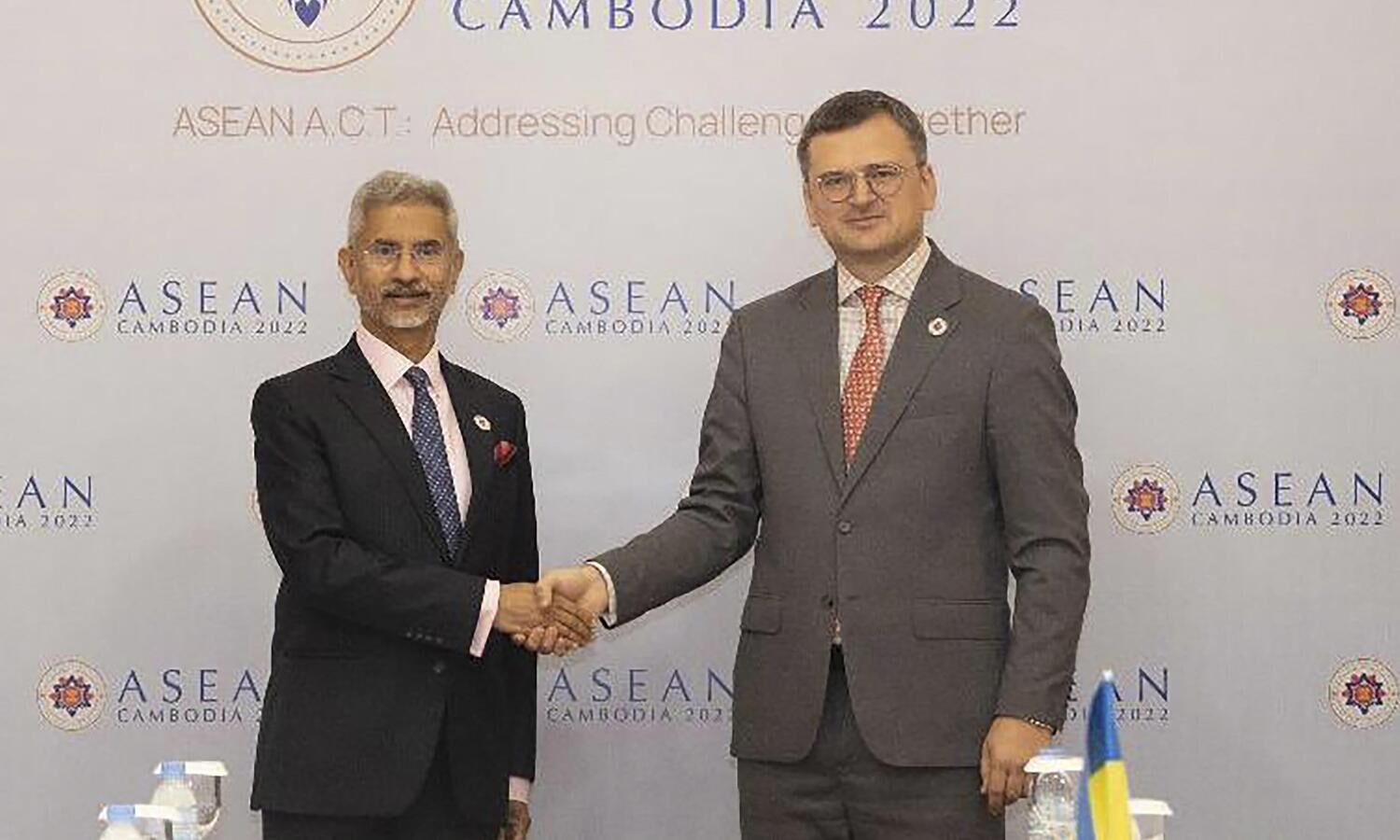 EAM Jaishanakr meets his Ukrainian counterpart