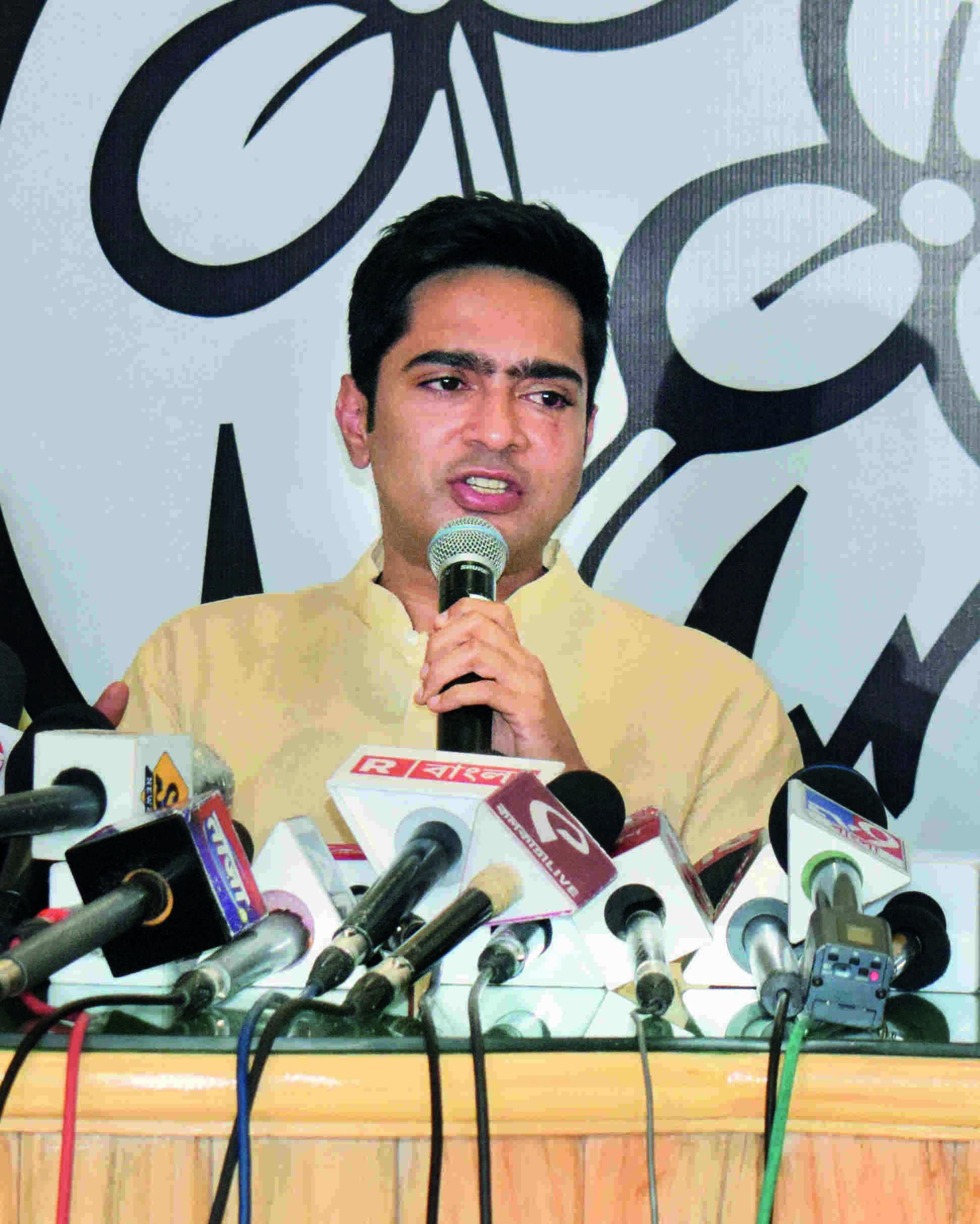 Abhishek directs to expedite implementation of projects Abhishek directs to expedite implementation of projects