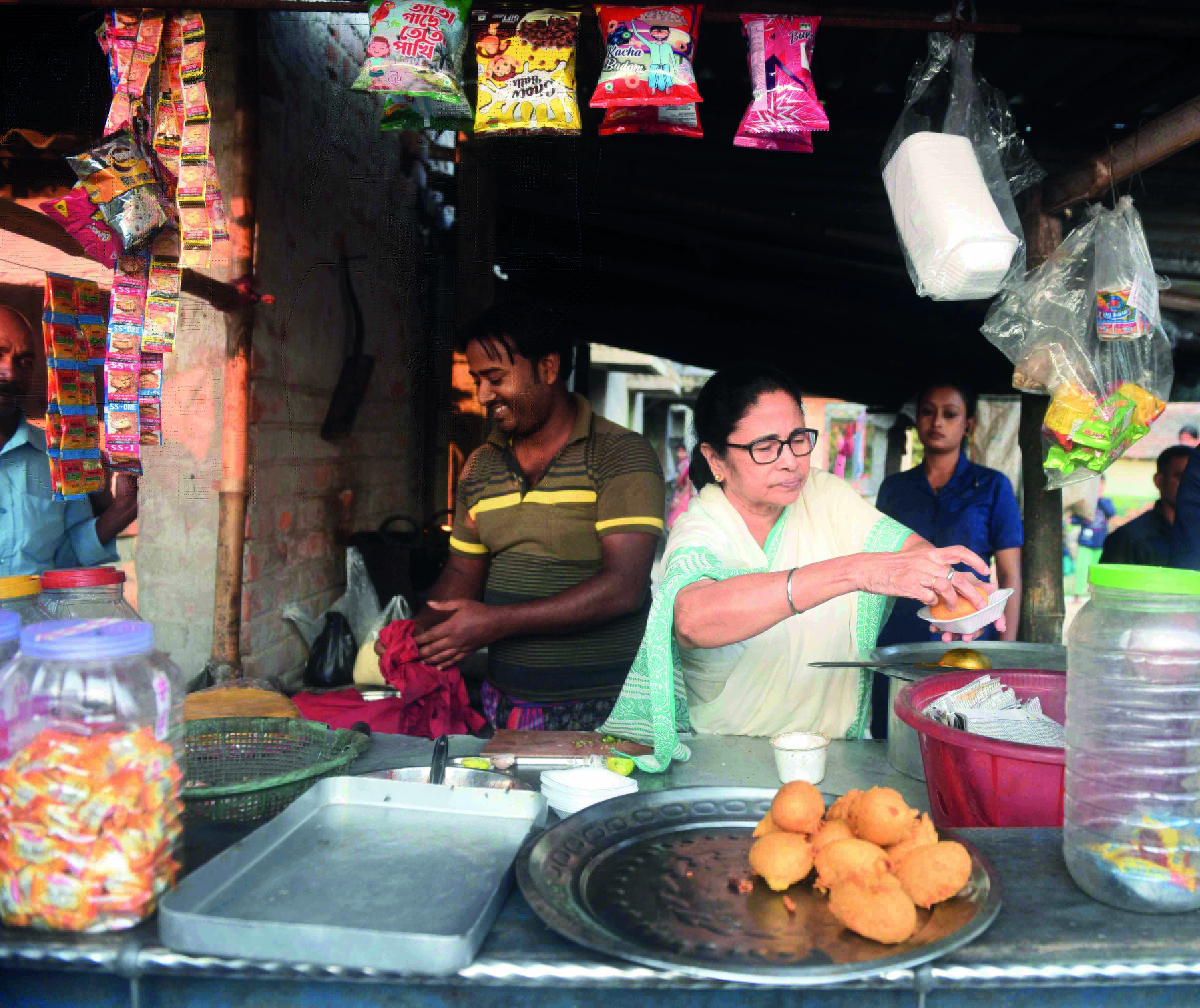 Peoples leader: Mamata serves snacks at tea stall, talks to locals, wins hearts Peoples leader: Mamata serves snacks at tea stall, talks to locals, wins hearts