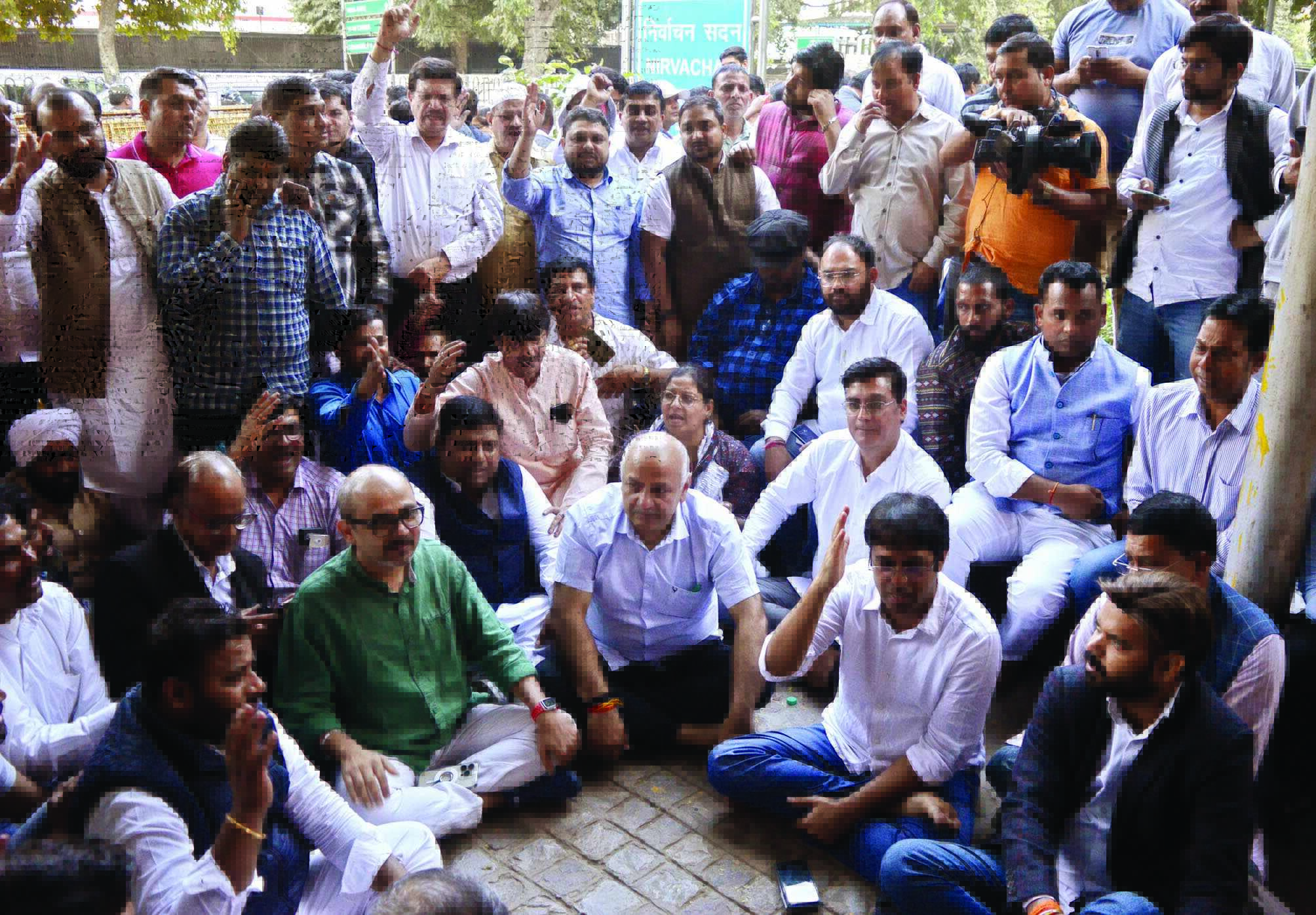 EC asks Gujarat CEO to inquire   after AAP claims threat to candidate