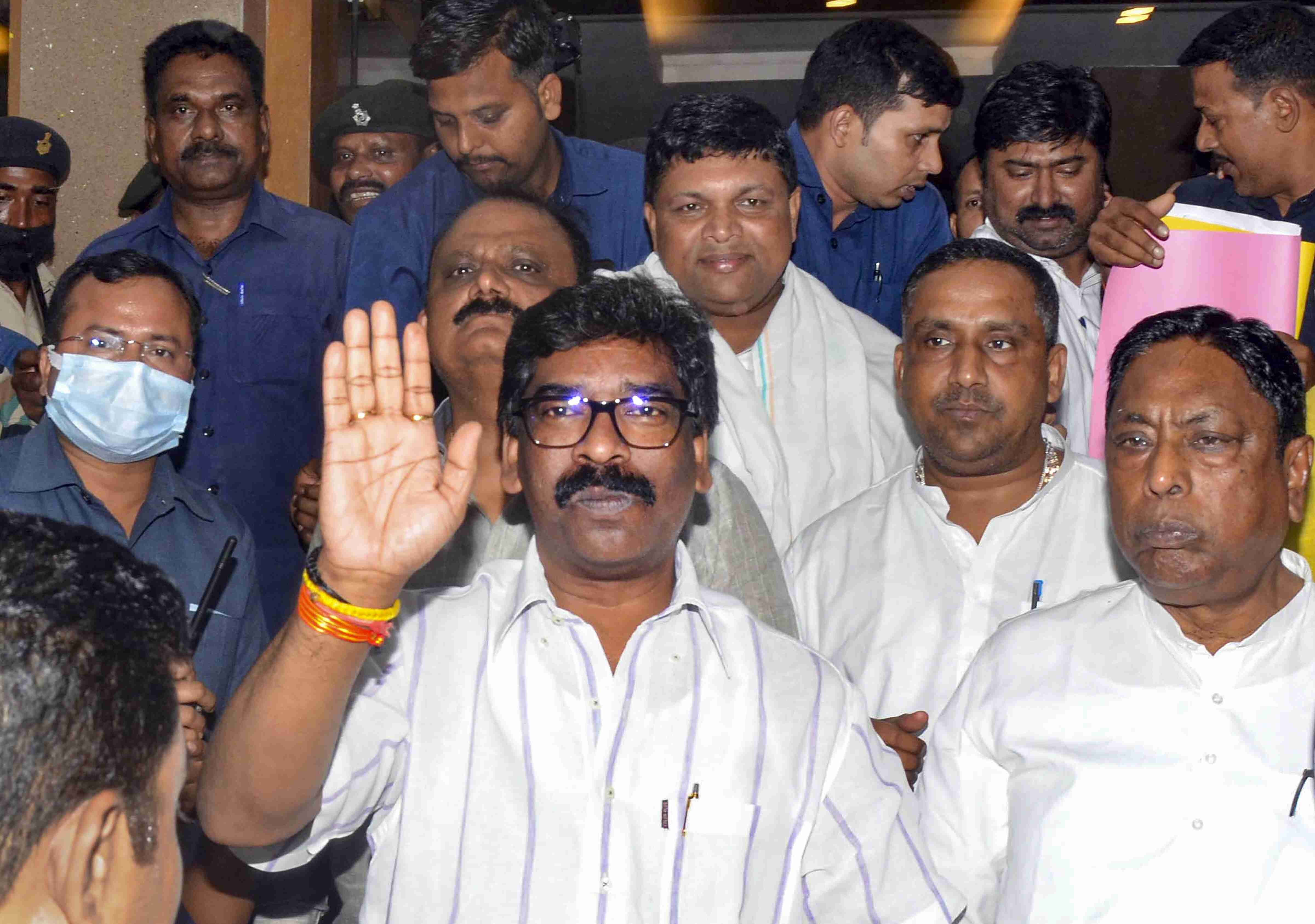 Jharkhand CM Hemant Soren leaves for ED office for questioning in mining lease case Jharkhand CM Hemant Soren leaves for ED office for questioning in mining lease case