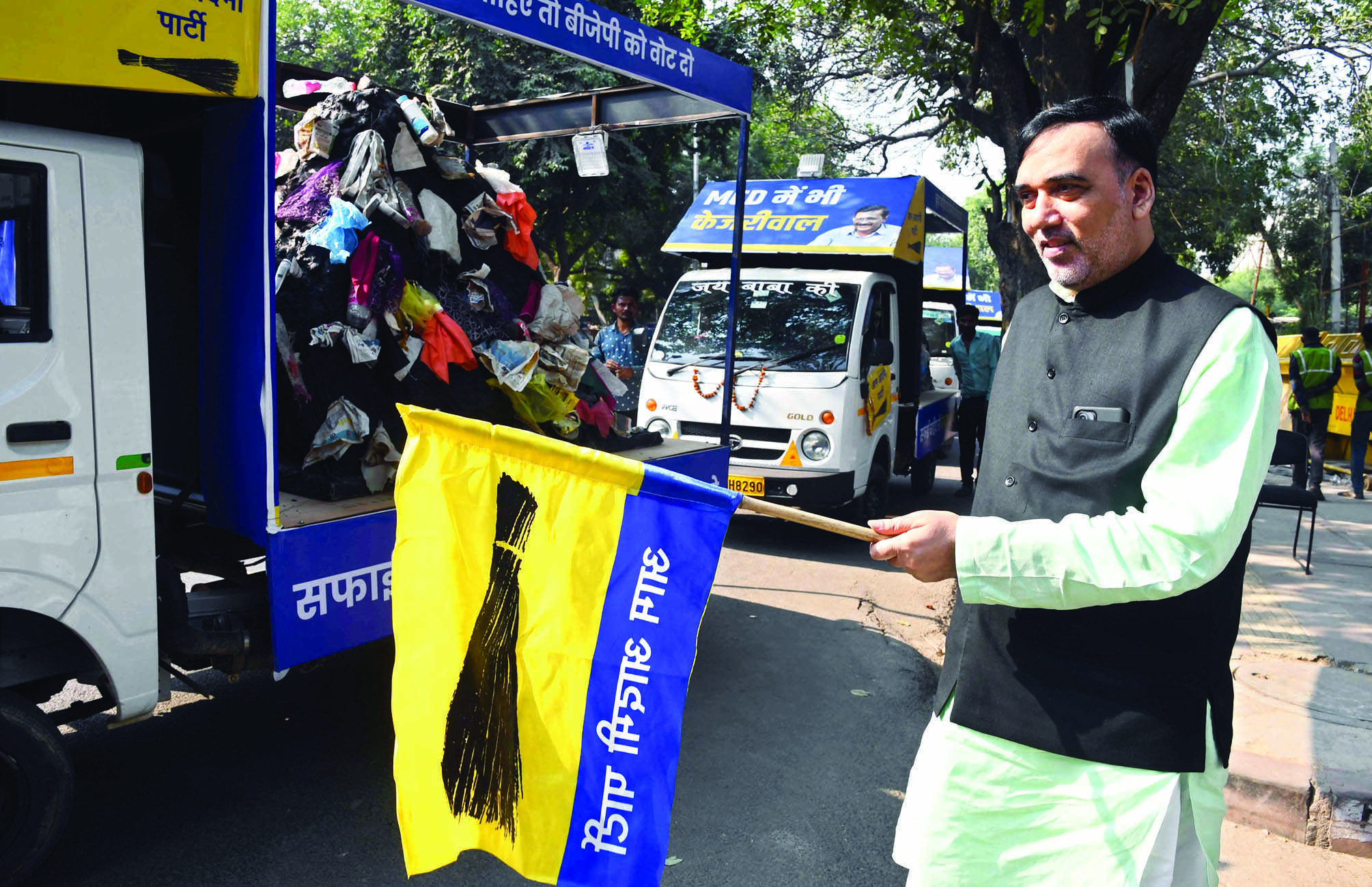 AAP launches garbage campaign vehicles AAP launches garbage campaign vehicles