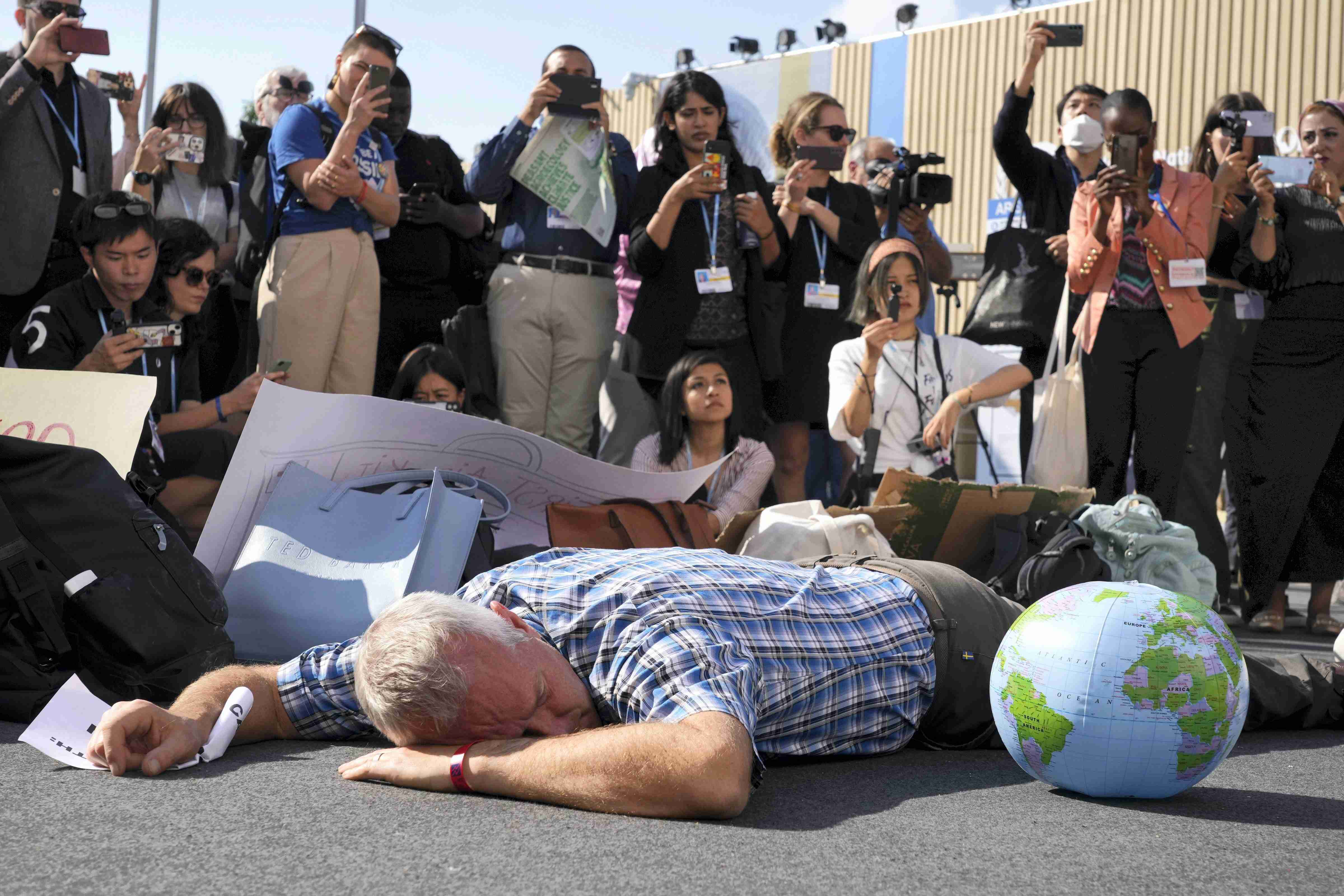 Parties scramble for consensus in overtime COP27