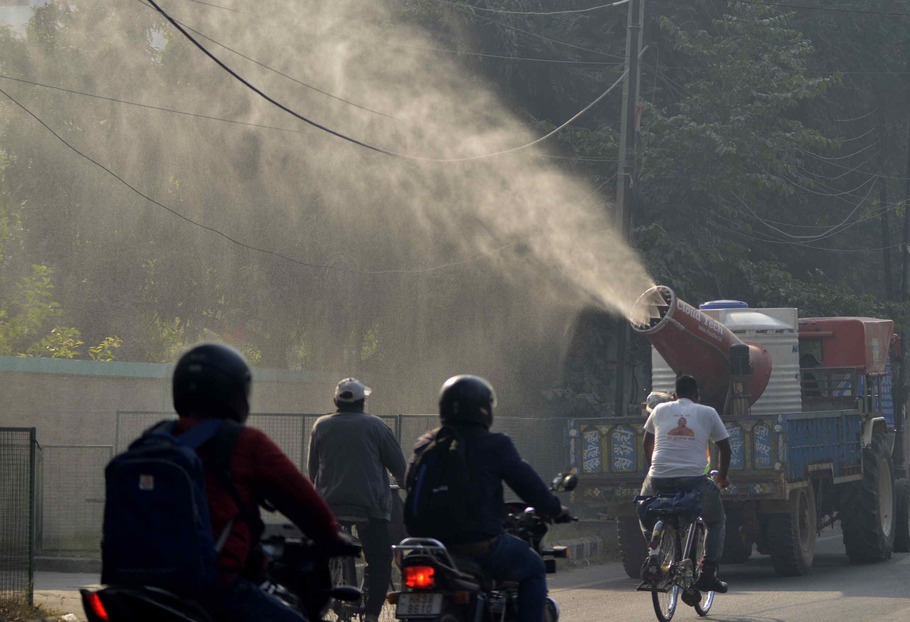 Delhis air quality remains poor; min temp recorded at 9.6 deg Celsius Delhis air quality remains poor; min temp recorded at 9.6 deg Celsius