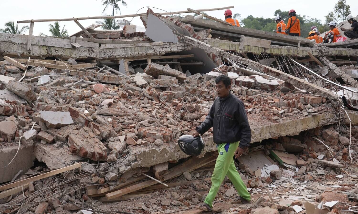 Indonesia quake death toll rises to 252 as more bodies found
