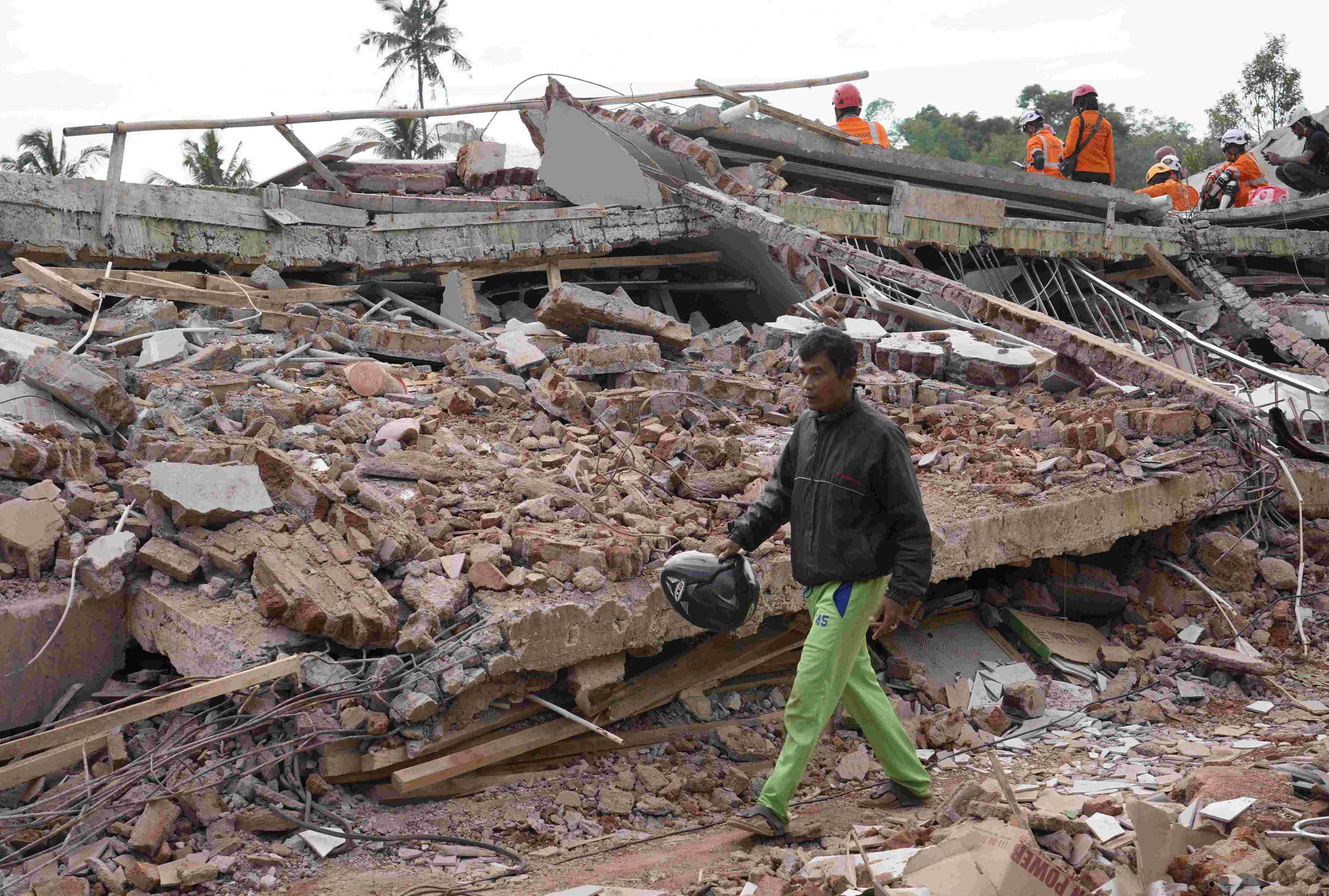 Indonesia quake death toll rises to 252 as more bodies found