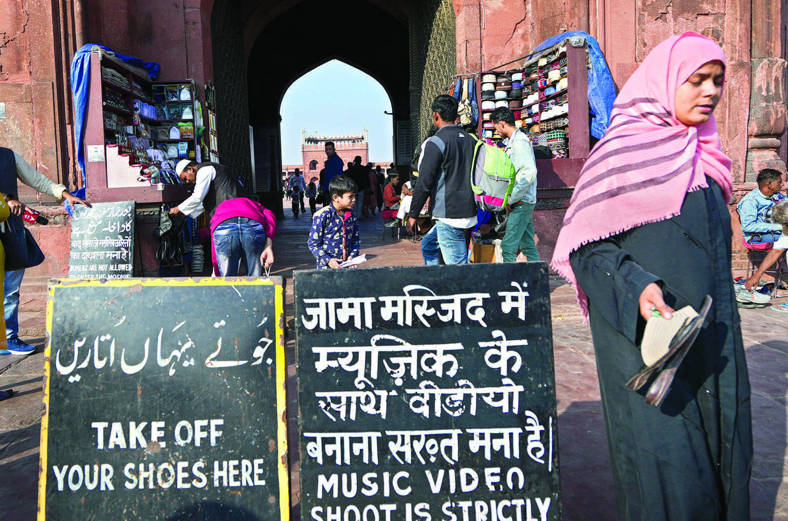 Shahi Imam agrees to withdraw order restricting entry of women in Jama Masjid after L-G request