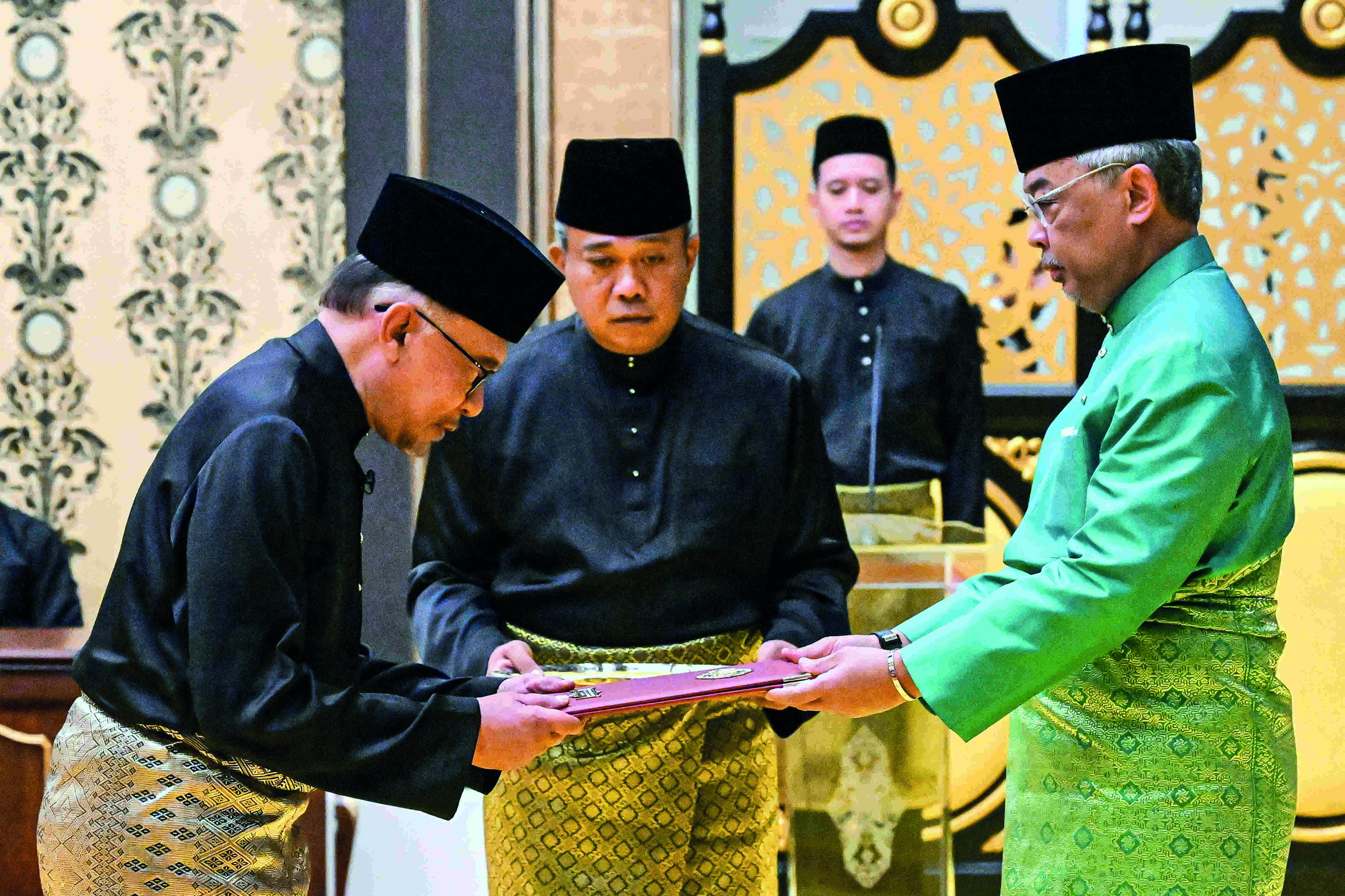 Reformist leader Anwar Ibrahim sworn in as Malaysian PM